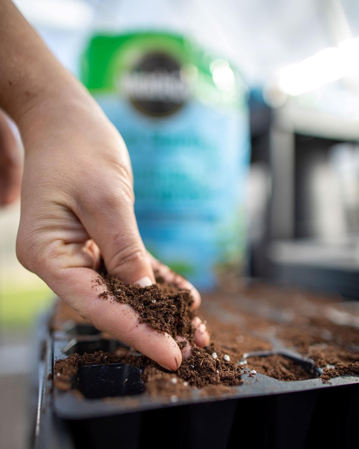 Miracle-Gro Seed Starting Potting Mix 8.8L | Fast Root Development for Seeds & Cuttings | Feeds Instantly for Quick Growth - Image 4