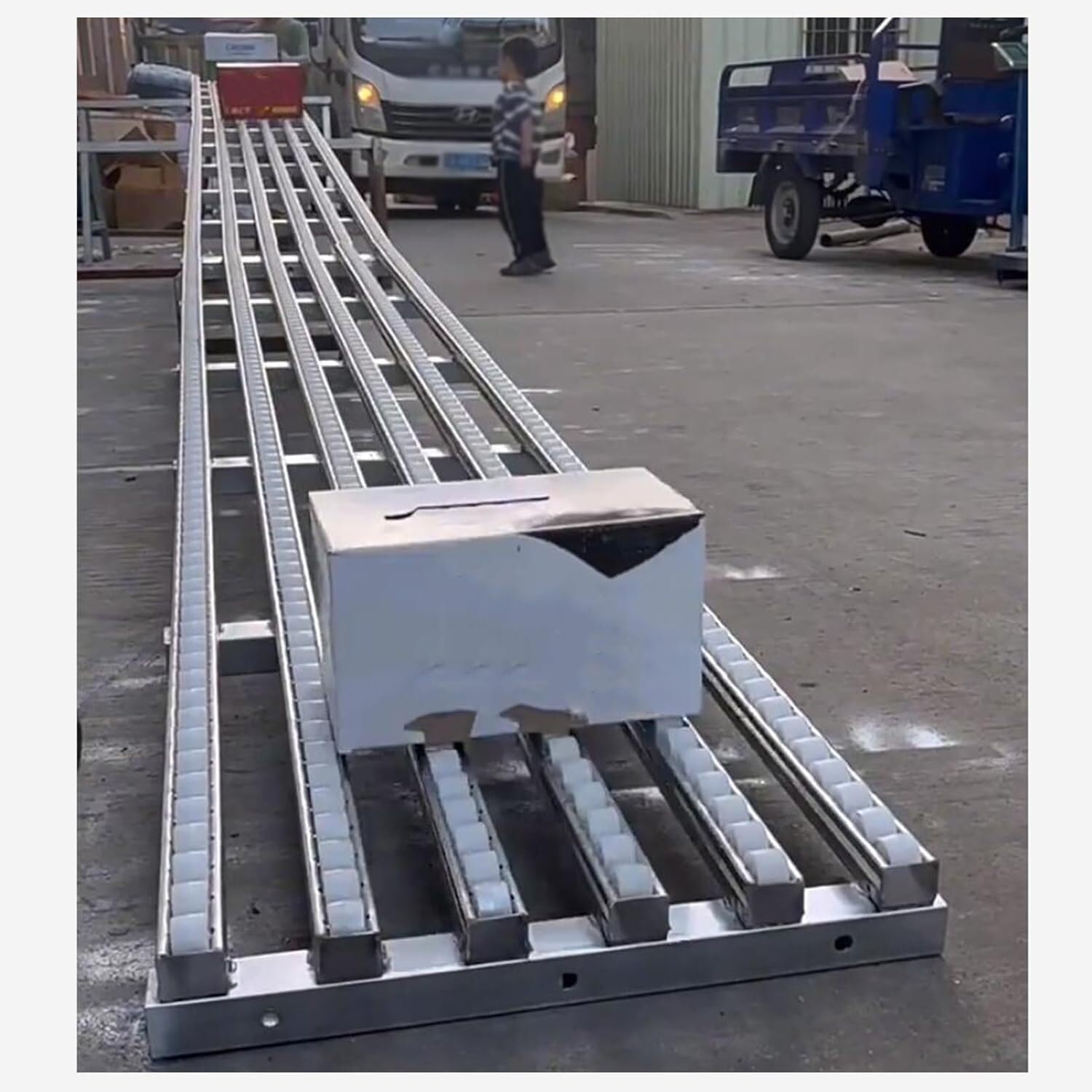 Skate Wheel Flow Rail, Portable Light-Duty Conveyor, Unpowered Conveyor Table Plastic Roller(4-Slide,200cm Long)