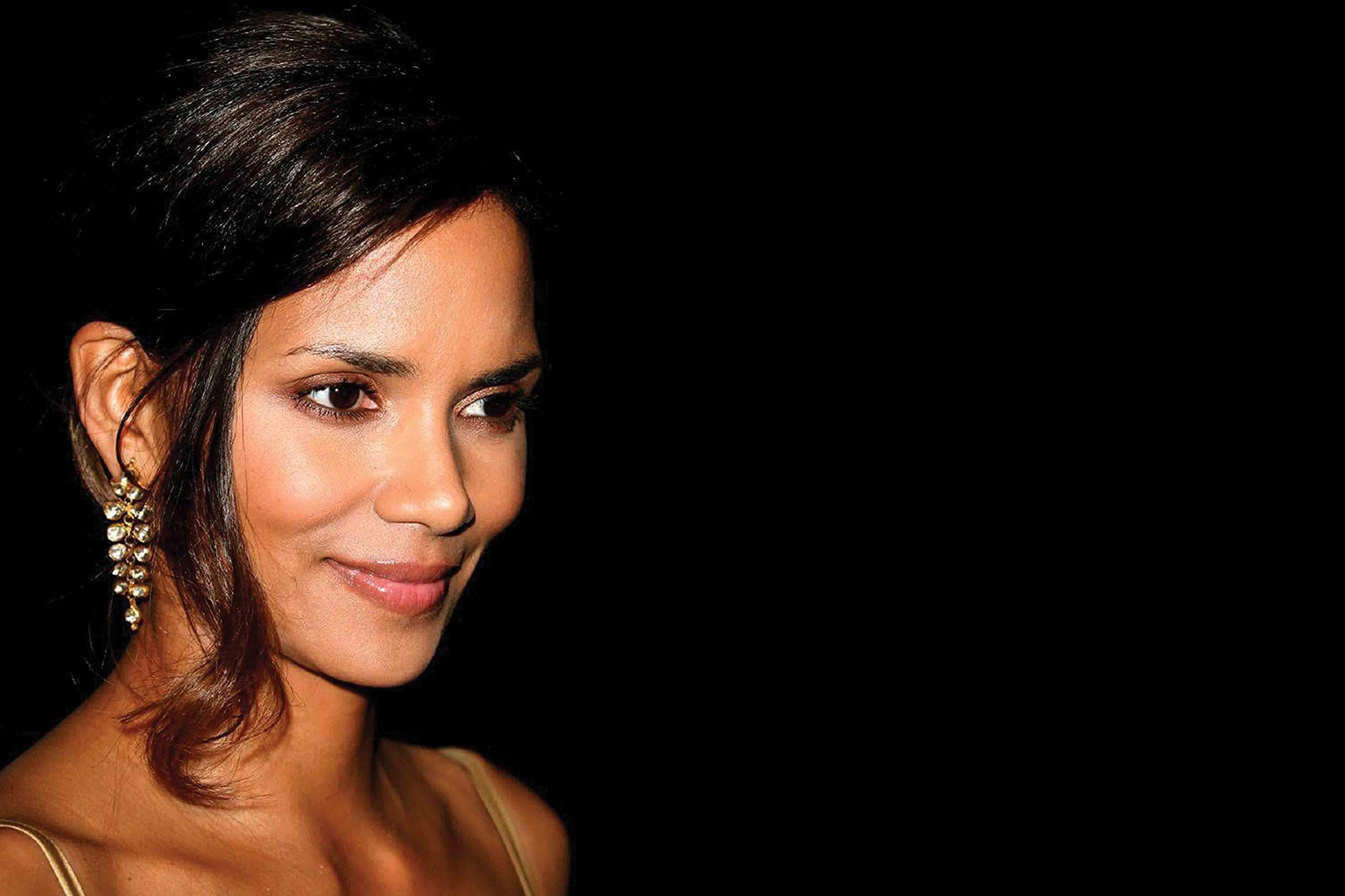 Celeb Halle Berry Wall Sticker Poster|English Movie|Interior Home Wall Decor|Poster for Interior Decoration|Poster for Living Area/Hostel/Hotel/Salon|Self Adhesive Wall Poster