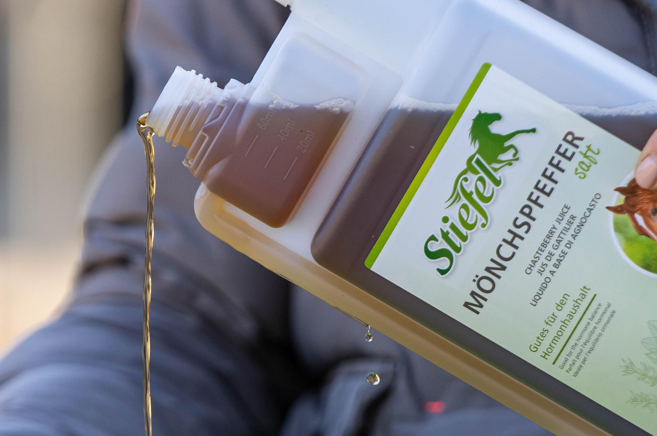 Stiefel Jus de poivre moine pour chevaux à partir d'un mélange d'herbes 100 % naturel, pour un soutien nutritionnel dans des phases particulières de la vie, flacon doseur 1 l
