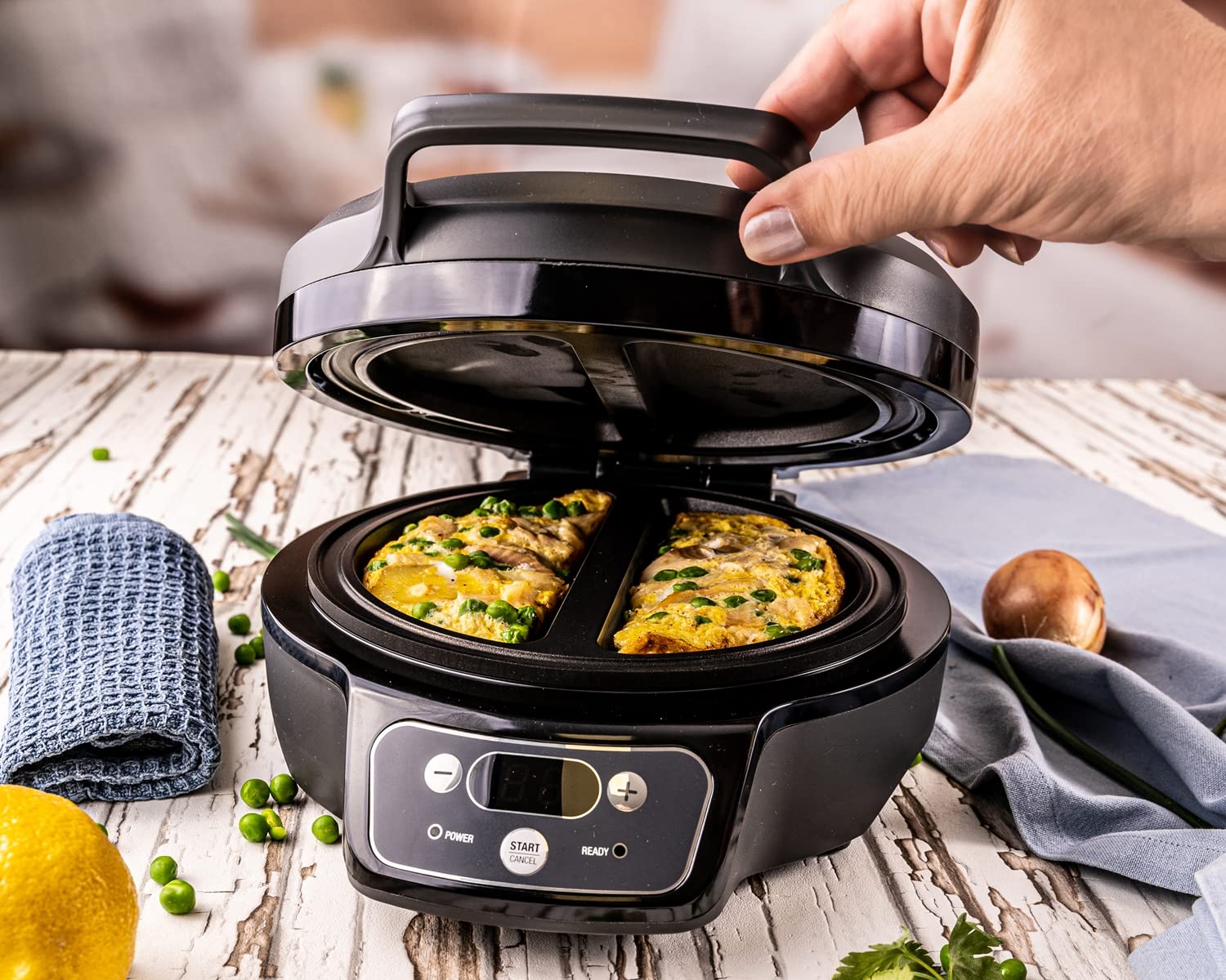 ROMMELSBACHER Omelett Chef OM 950 - Custodia Cool Touch per 2 omelette, rivestimento antiaderente, timer da 20 minuti, display LED, spie di controllo, grondaia, 950 Watt