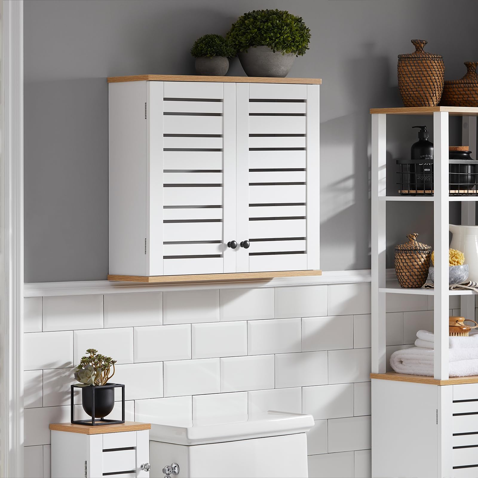 SoBuy Meuble Haut Salle de Bain Armoire Suspendu avec Portes Persiennes et Étagères Réglables Etagere Murale pour Salle de Bain, Cuisine et Entrée Armoire à Pharmacie, Blanc, 60x56x19cm BZR42-W