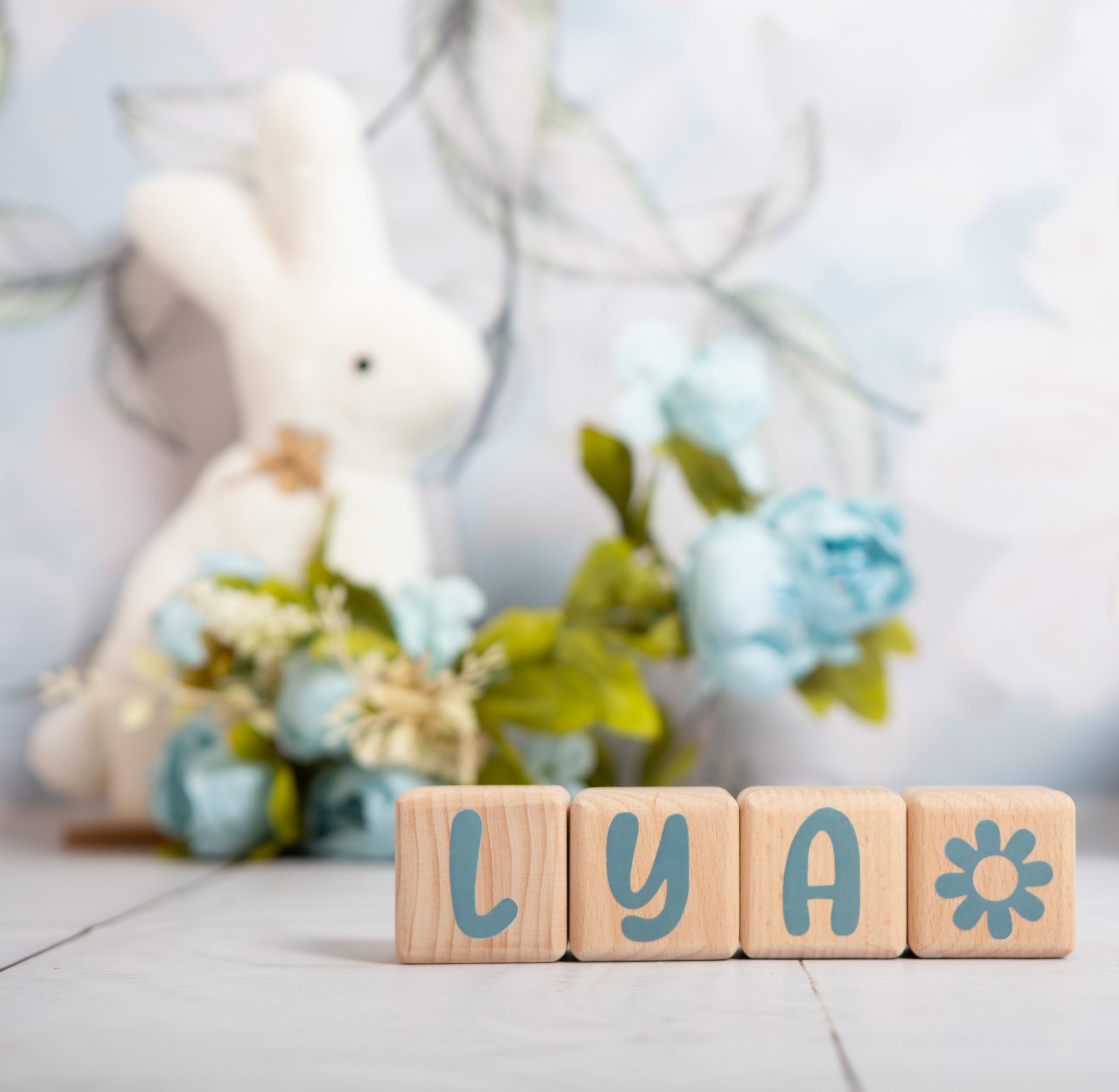 Cubos de Madera de 5cm x 5cm Kit de 4 Cubos con Pegatinas Grises - Letras de Madera de Gran Tamaño, Nombre Personalizado, Decoración para Habitación Infantil y Regalo de Nacimiento (Gris, 4)