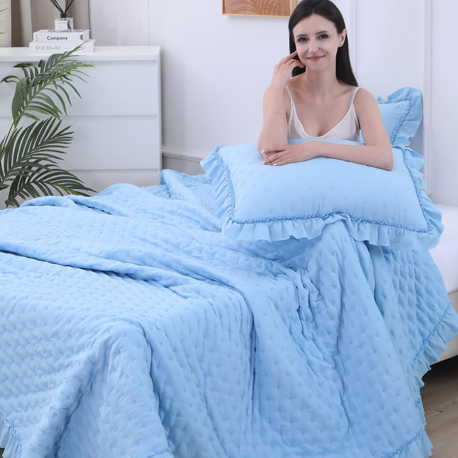 Cmfshape Ruffle Queen Comforter Set – Cute Frilly Bedding with Lace-Inspired Ruffle Hem, Soft Lightweight Bedspread & Scalloped Comforter for Bedroom or Guest Room