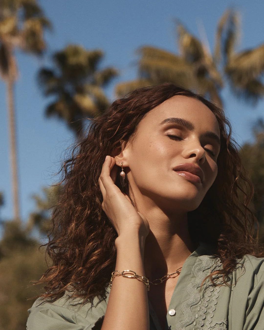 gorjana - Pink Pearl Huggies 7/8" - 18k Gold Plated - Genuine Freshwater Pearls for a Timeless Look - Comfortable Hinge Closure - Day-Night Versatility - Image 4