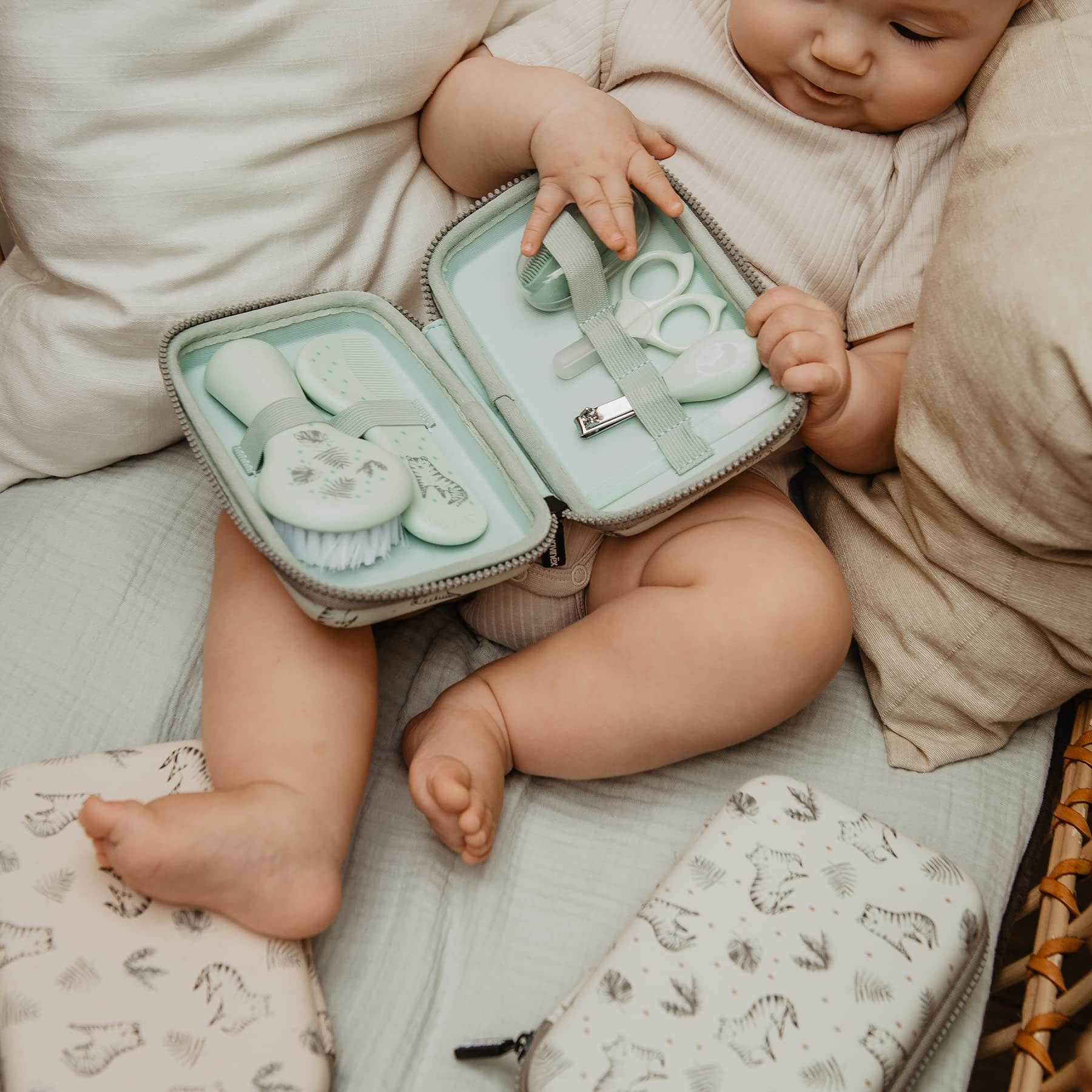 Suavinex, Bolso Carro Bebé con Cosmética y Set Manicura para Recién Nacido. Incluye Gel Syndet, Pomada Pañal, Baby Cologne, Toallitas, Cepillo Peine, Lima, Cortauñas, Cepillo Dental, Verde