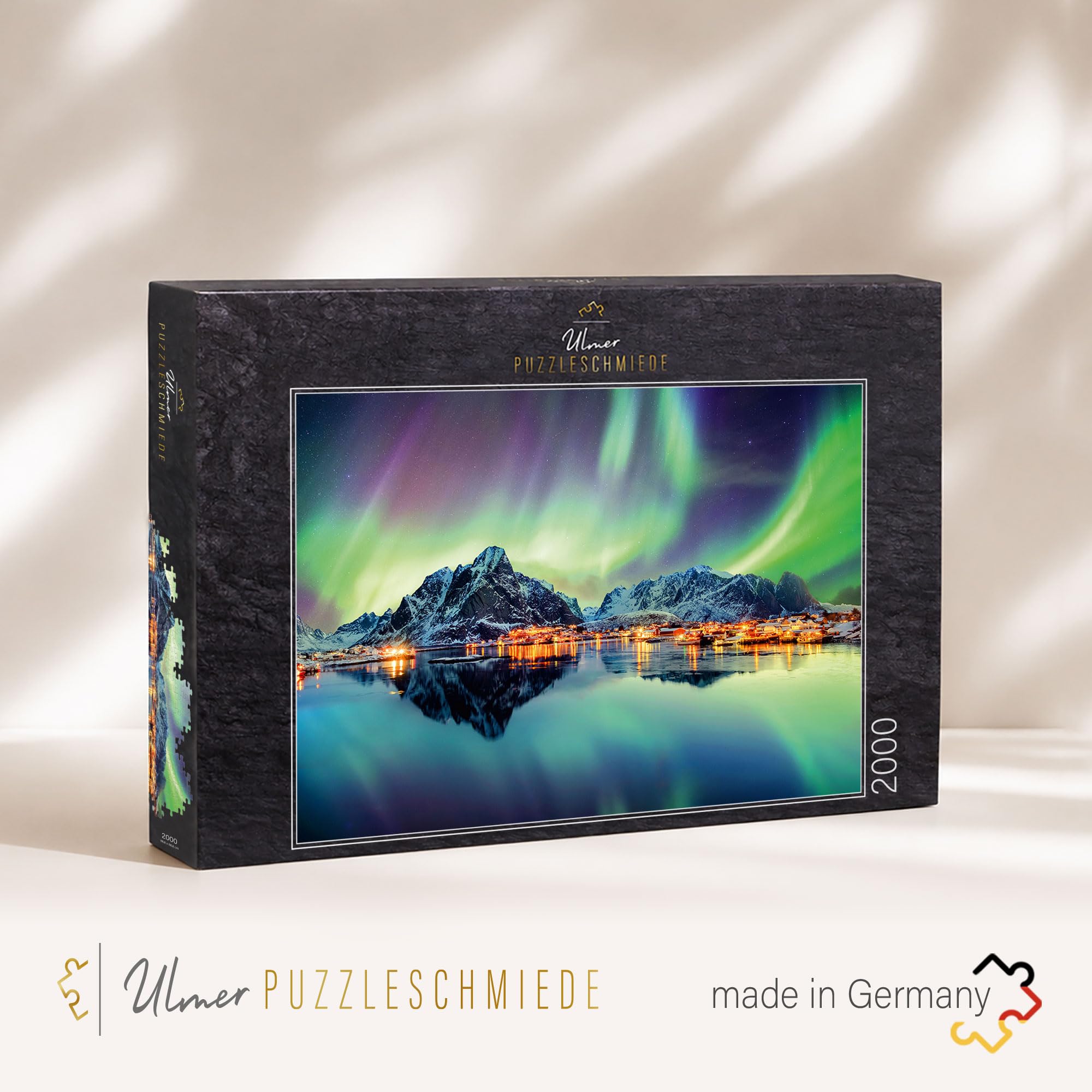 Ulmer Puzzleschmiede - 'Danse Lumineuse du Nord' - Puzzle de 2000 Pièces - Aurores Boréales dans le Ciel Nocturne Au-dessus des Villages de Pêcheurs à Lofoten, Norvège