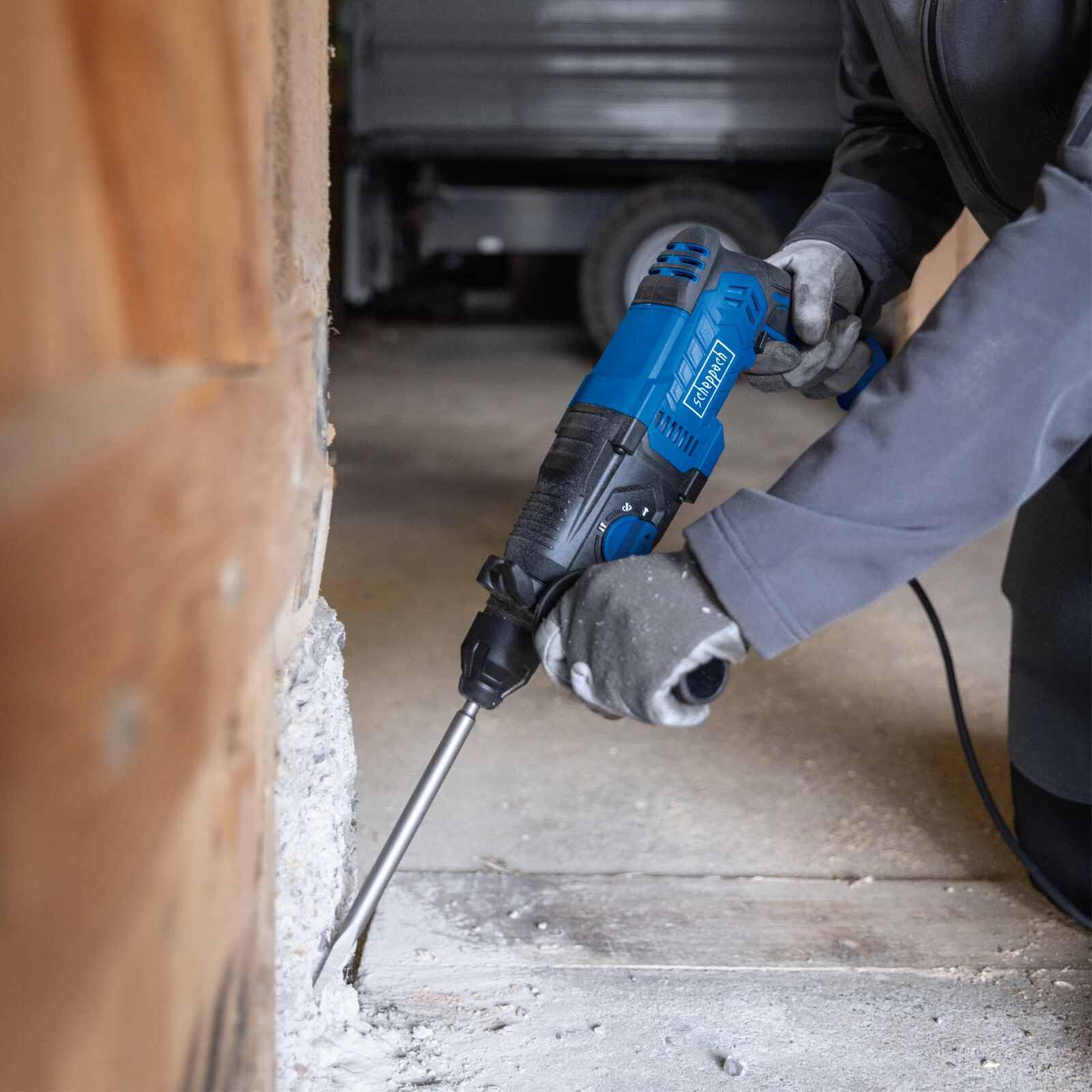 Scheppach Martillo perforador DH2260 SDS-Plus | 26 mm de potencia de perforación para hormigón | 1050 W | 3 julios de fuerza de impacto | función 4 en 1 | 5500 bpm | velocidad variable | agarre suave