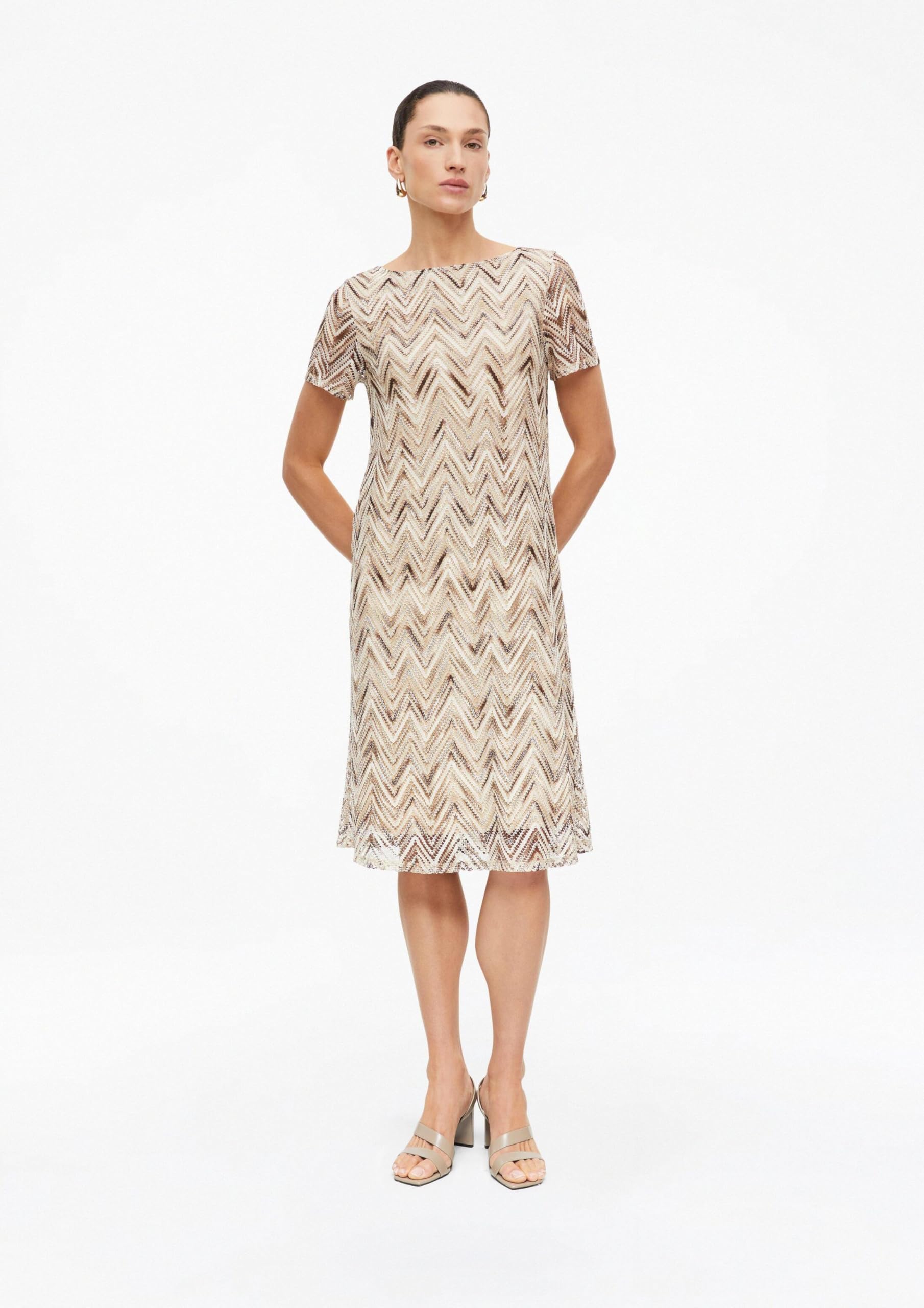 s.Oliver Damen Kleid – A-Shape Regular Fit, Ajourmuster, U-Boot-Ausschnitt, kurz – Für Business & Festliche Anlässe