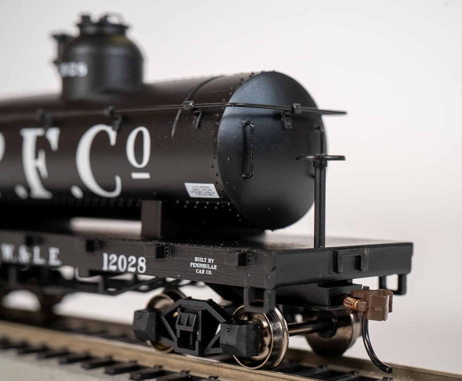 Bachmann Trains - Old-Time Tank Car - Wheeling & Lake Erie #129 - HO Scale,Silver