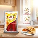 Saffola Active | Rice Bran & Soyabean Multi-source Edible Oil | Less oil absorption | Vitamin A & D| 850g pouch gallery image