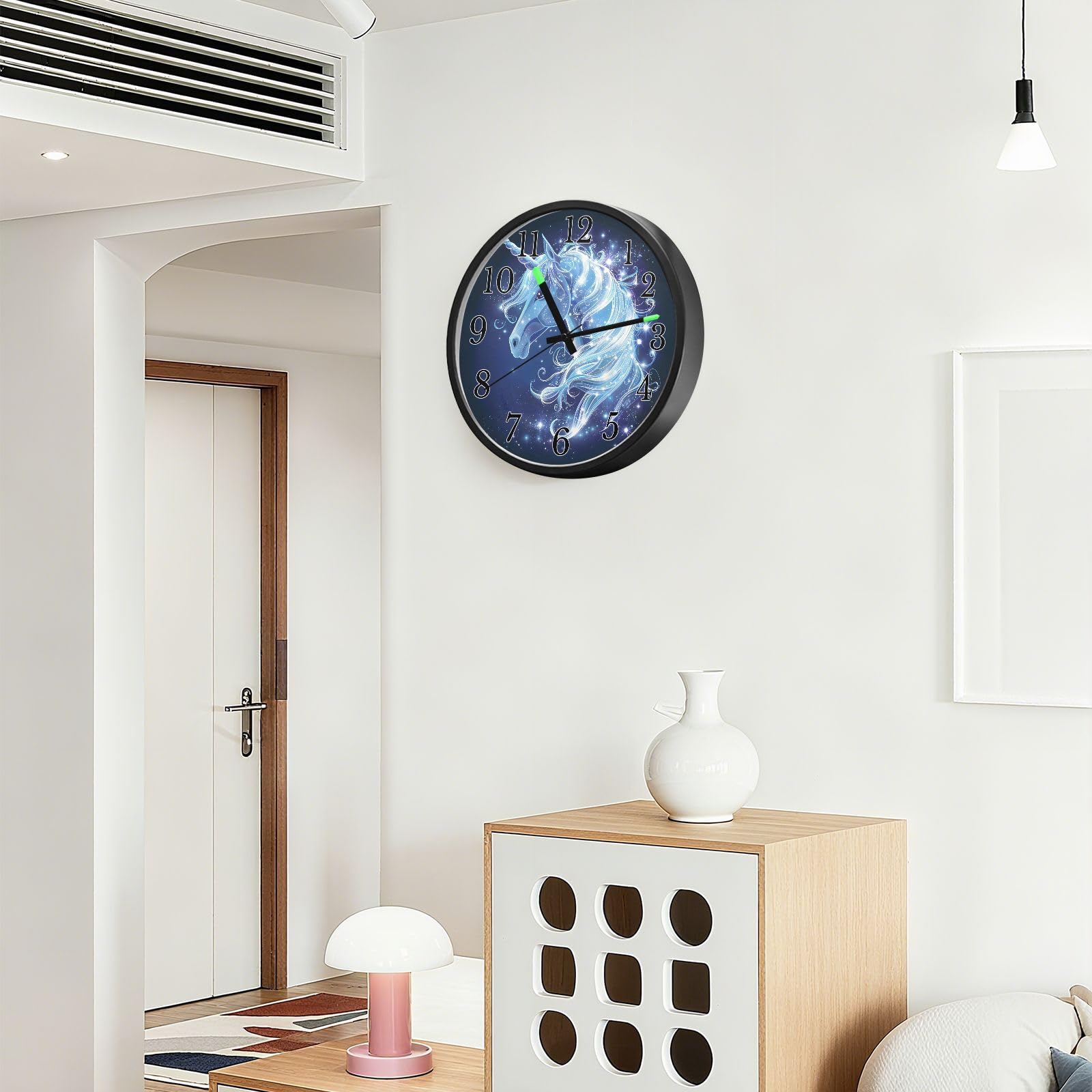 Mnsruu Reloj de pared luminoso con diseño de unicornio y galaxia blanca, funciona con pilas, silencioso, brilla en la oscuridad, para sala de estar, cocina, 12 pulgadas