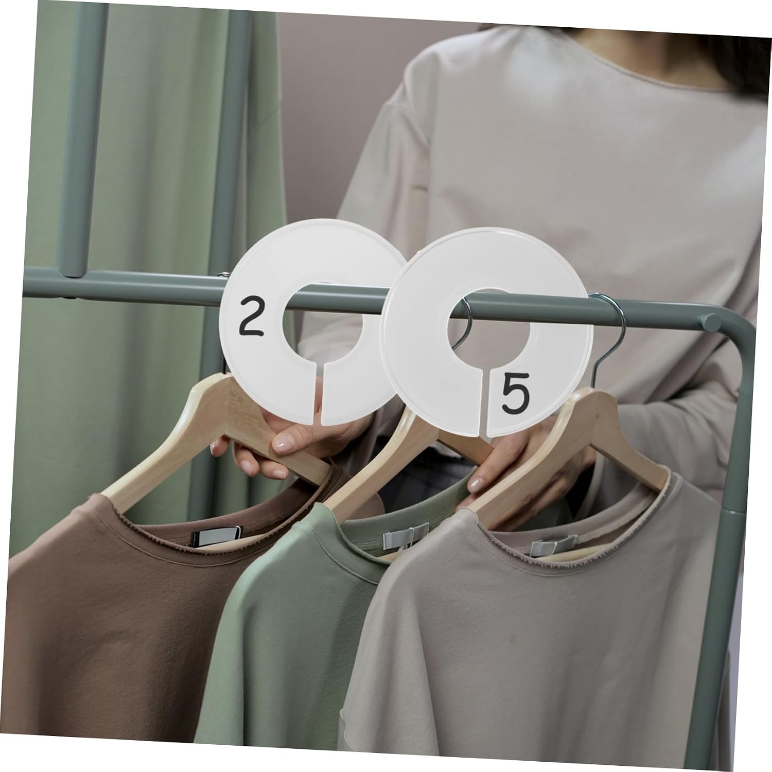 50pcs Clothes Dividers for Wardrobe Organization Blank Round Hangers with Pen Sturdy Material for Easy Closet Arrangement and Clothing Storage