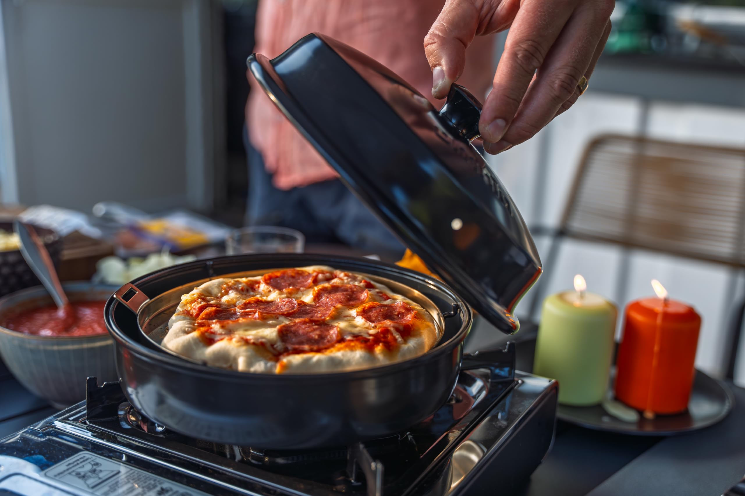 Omnia® Stovetop Pizza Oven – Tragbarer Pizzaofen für den Herd für Camping, Wohnmobil, Wohnwagen, Balkon und Boot – Mobiler Pizzaofen aus Edelstahl – Knusprige Pizza in 8 Minuten