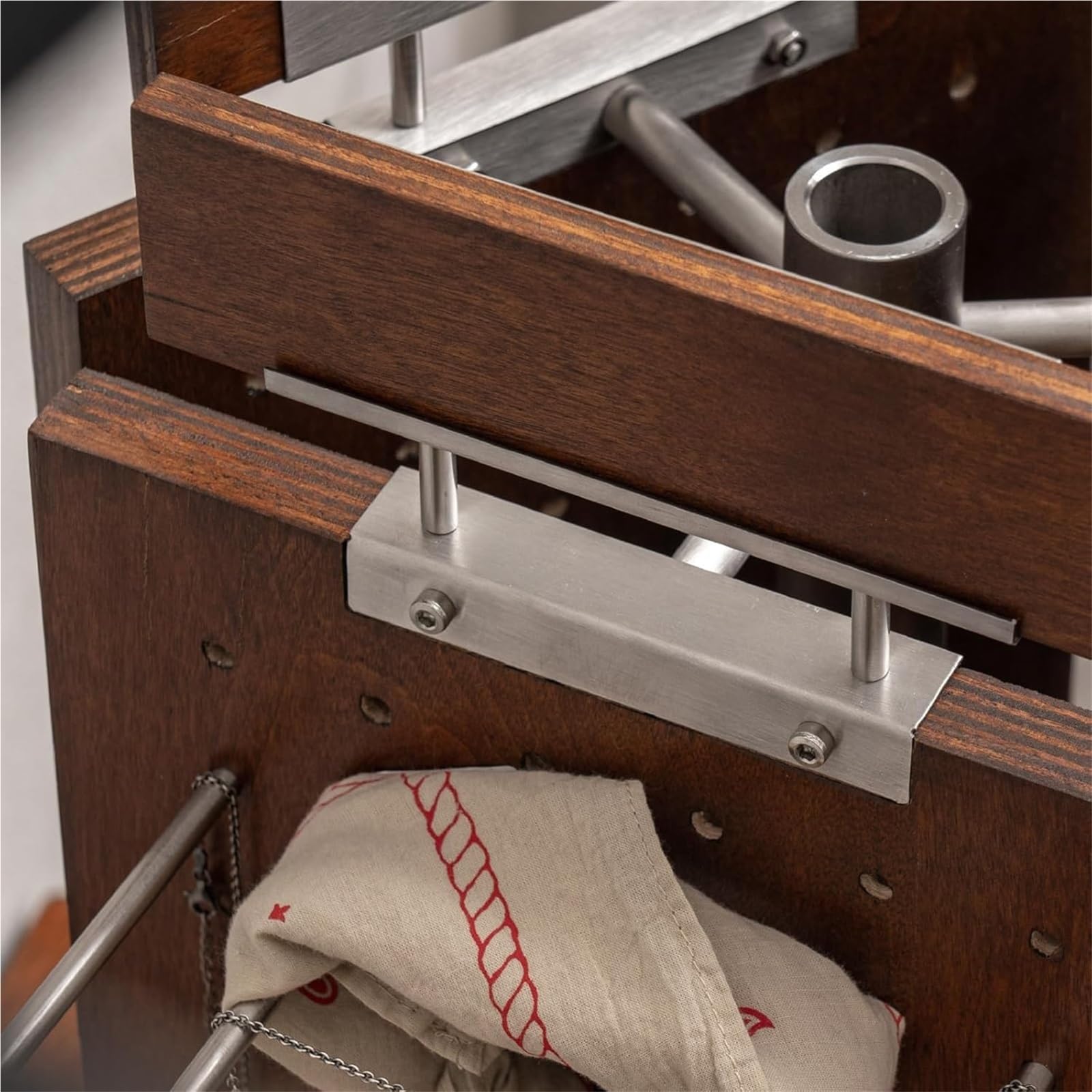 Espositore Girevole a 3 Lati in Legno con Pannello Forato, Supporto Rotante con 12 Ganci in Acciaio Rimovibili, Ideale per fiere e Negozi.