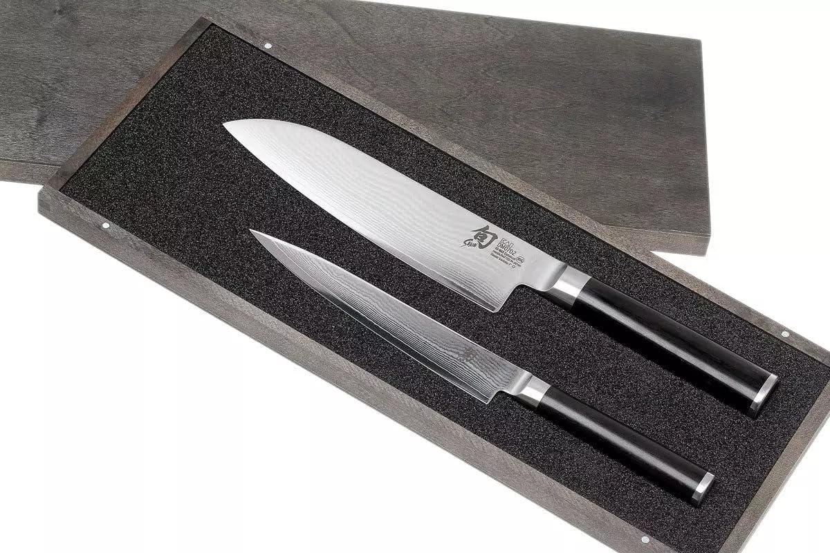KAI Shun Classic japanisches Kochmesser 2er Set - Santoku 18 cm Klingenlänge + Allzweckmesser 15 cm Klingenlänge - Damastmesser 32 Lagen VG MAX Kern - 61 (±1) HRC - Pakkaholzgriff - Küchenmesser Set