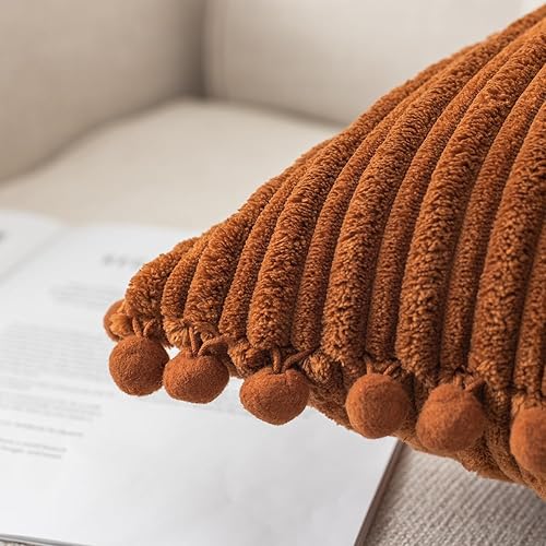 Miniatura 4 de UGASA - Juego de 2 fundas de almohada decorativas de rayas bohemias con pompones, de franela suave, rectangular, para sofá, dormitorio, decoración