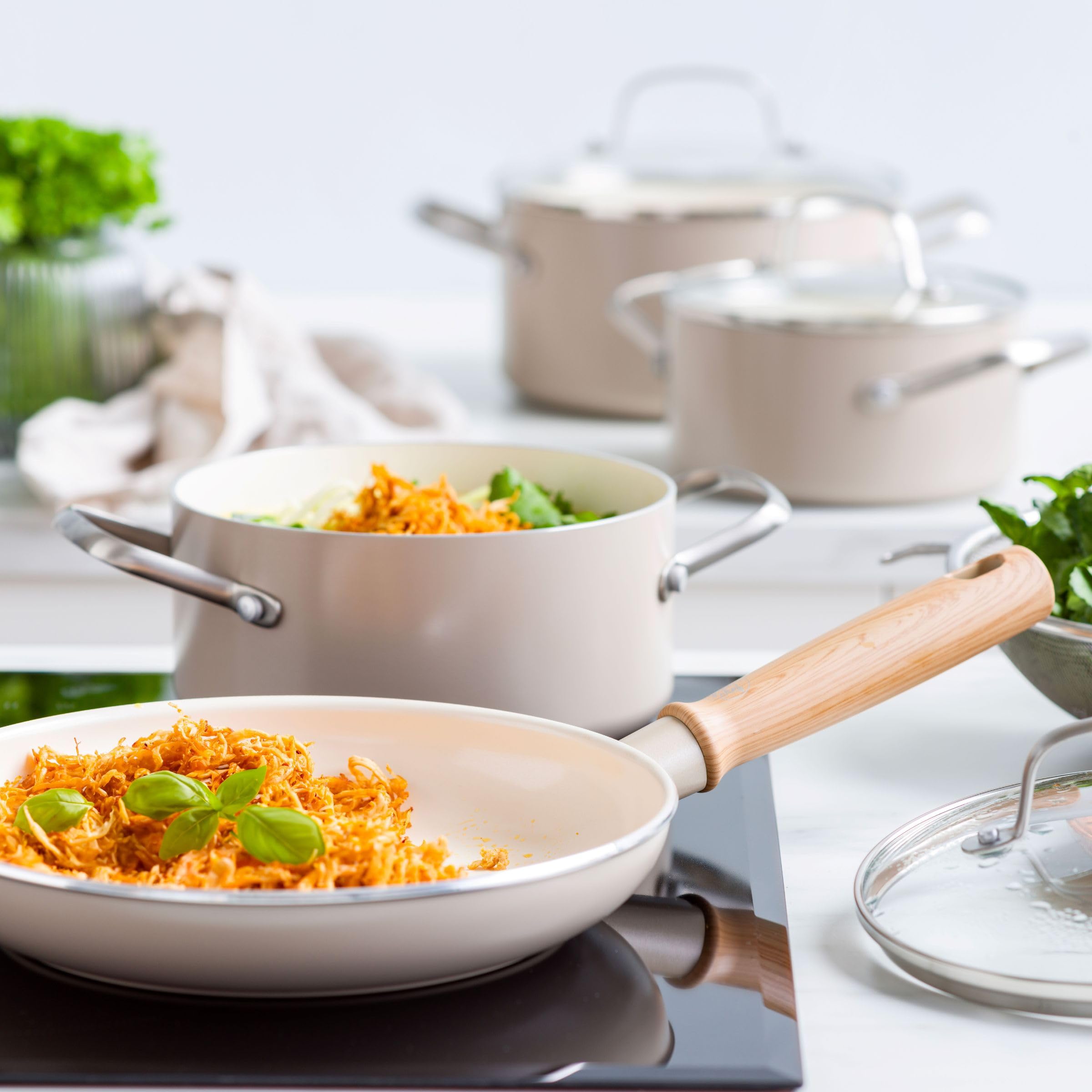 GreenChef Nordics Wok con Rivestimento Ceramico Antiaderente, 28 cm/3,7 L, Compatibile con Induzione, Manico Effetto Legno, Senza PFAS, Adatto al Forno 160 °C, Lavabile in Lavastoviglie, Crema