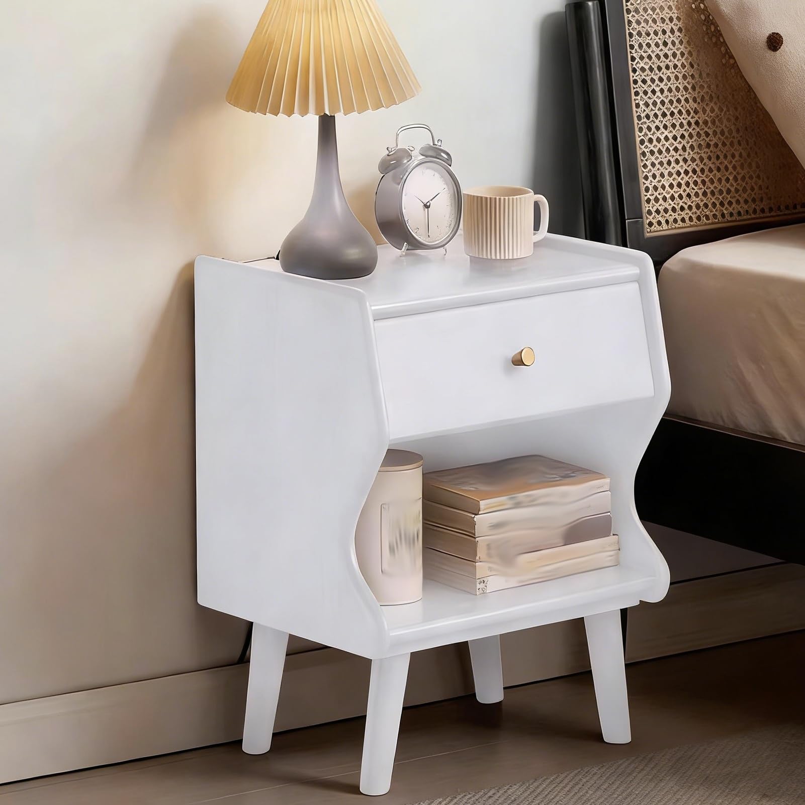 Table de chevet en bois massif blanc avec tiroir et rangement ouvert