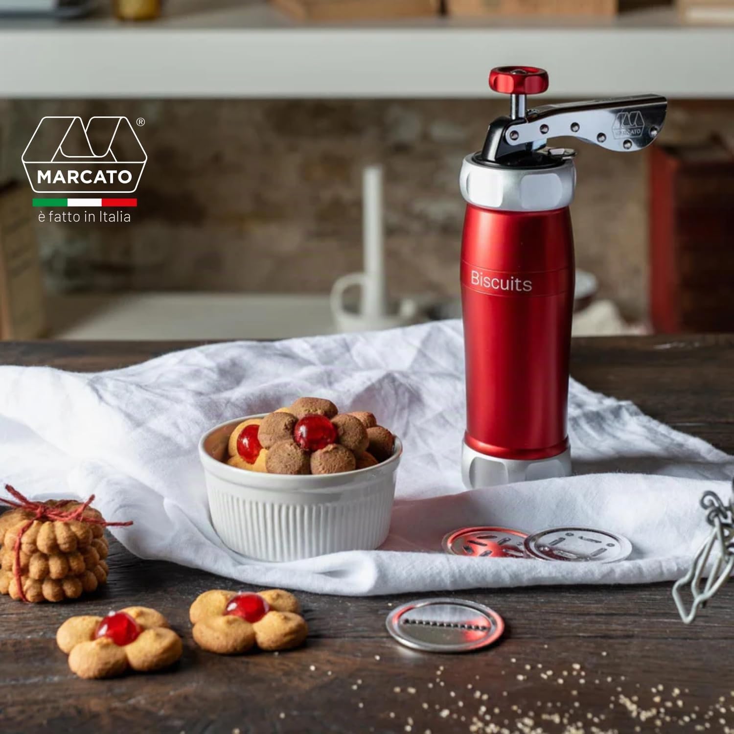 MARCATO Sparabiscotti, Macchina per Biscotti Biscuits Rossa, Alluminio Anodizzato, 20 Forme Incluse, 2 Dimensioni Possibili, 25x10x5 cm, Facile da Usare e Pulire, Linea Design, BI-DES-RSO