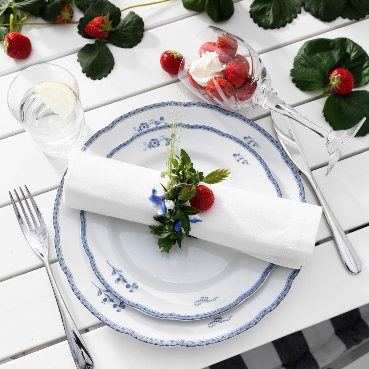 Blaues Landhaus Flacher Teller, 4er-Set, 26 cm, Porzellan, Klassischer Blumenrand, Spülmaschinenfest, Blau/Weiß