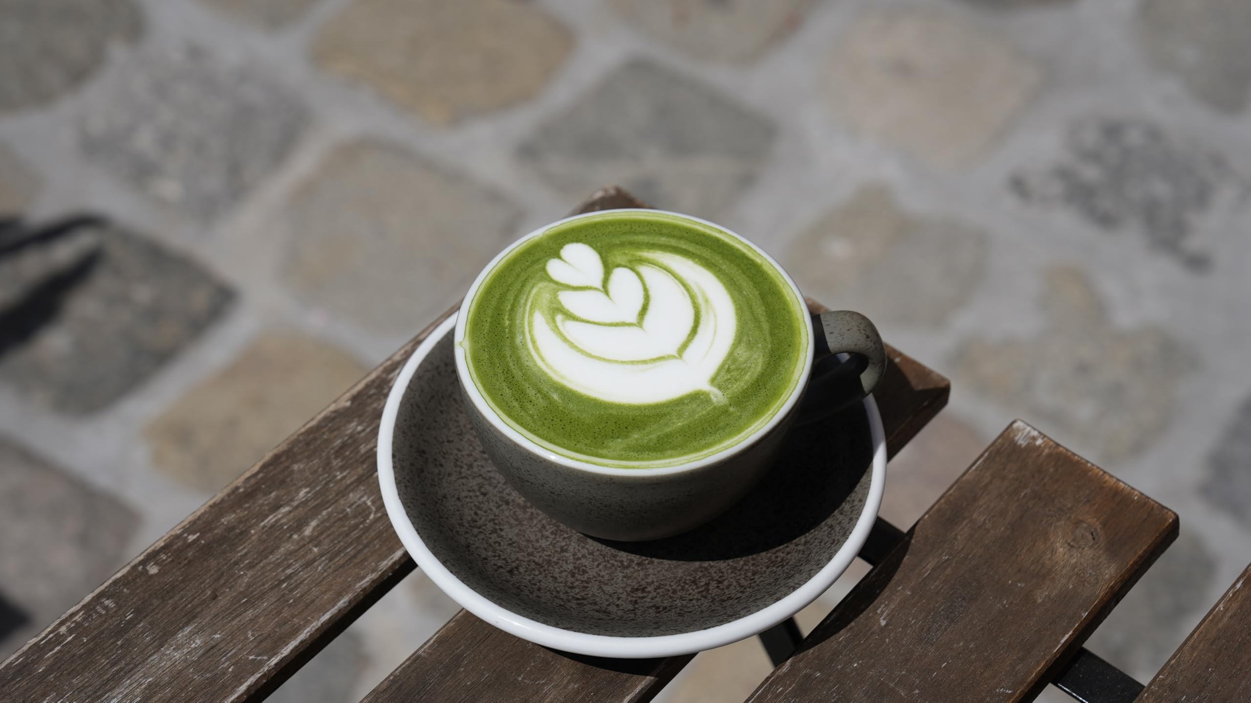 Matcha Ceremonial Grade aus Japan 100g Beutel – 100% Natürliches Matcha Pulver, handgemahlen aus Erster Ernte, Original Japanischer Grüntee – Reine Qualität und Traditionell