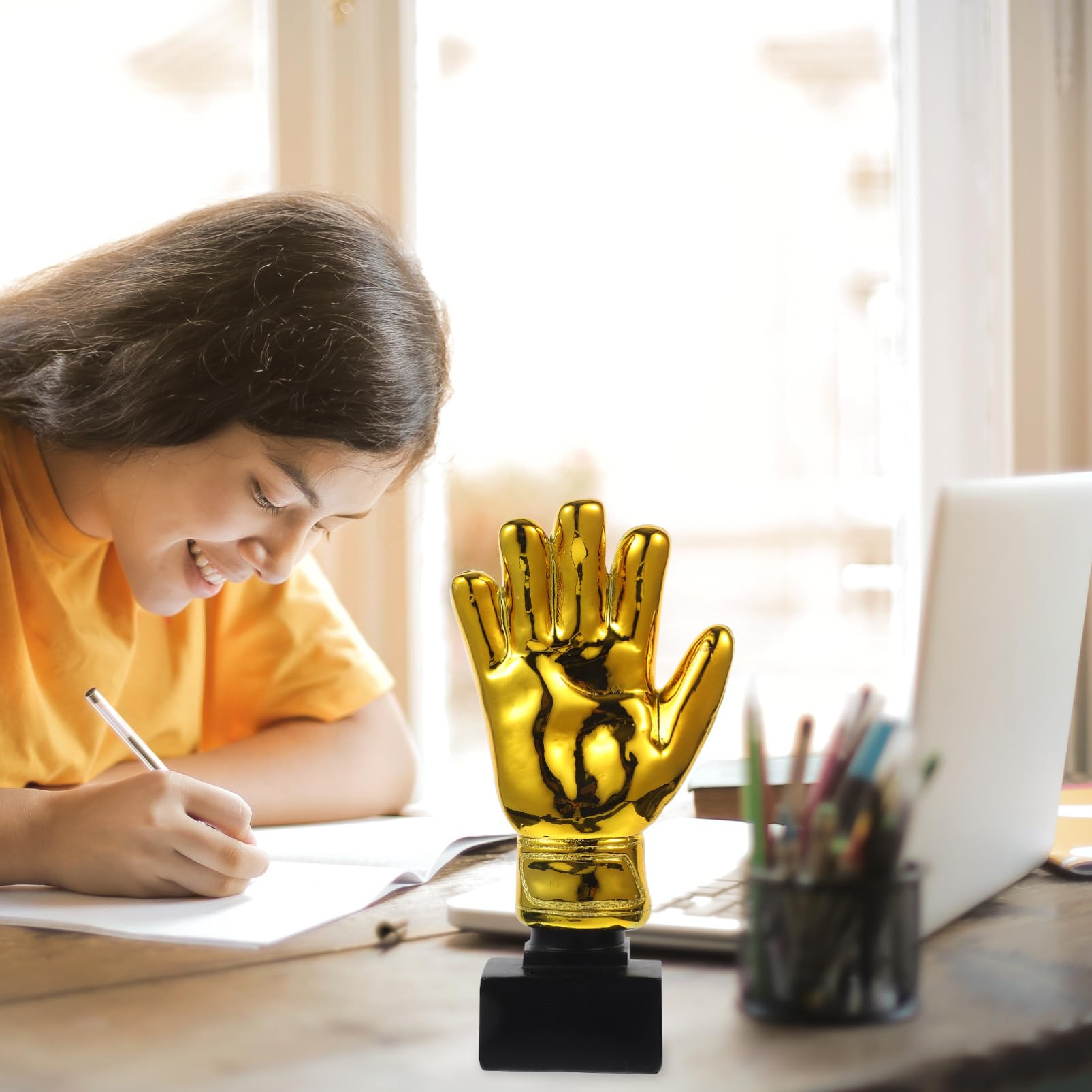 TOYANDONA Trofeo con guanti da portiere in resina rivestita in oro, premio per partite di calcio, ornamento da scrivania per ufficio, scuola e asilo (26,5 cm)