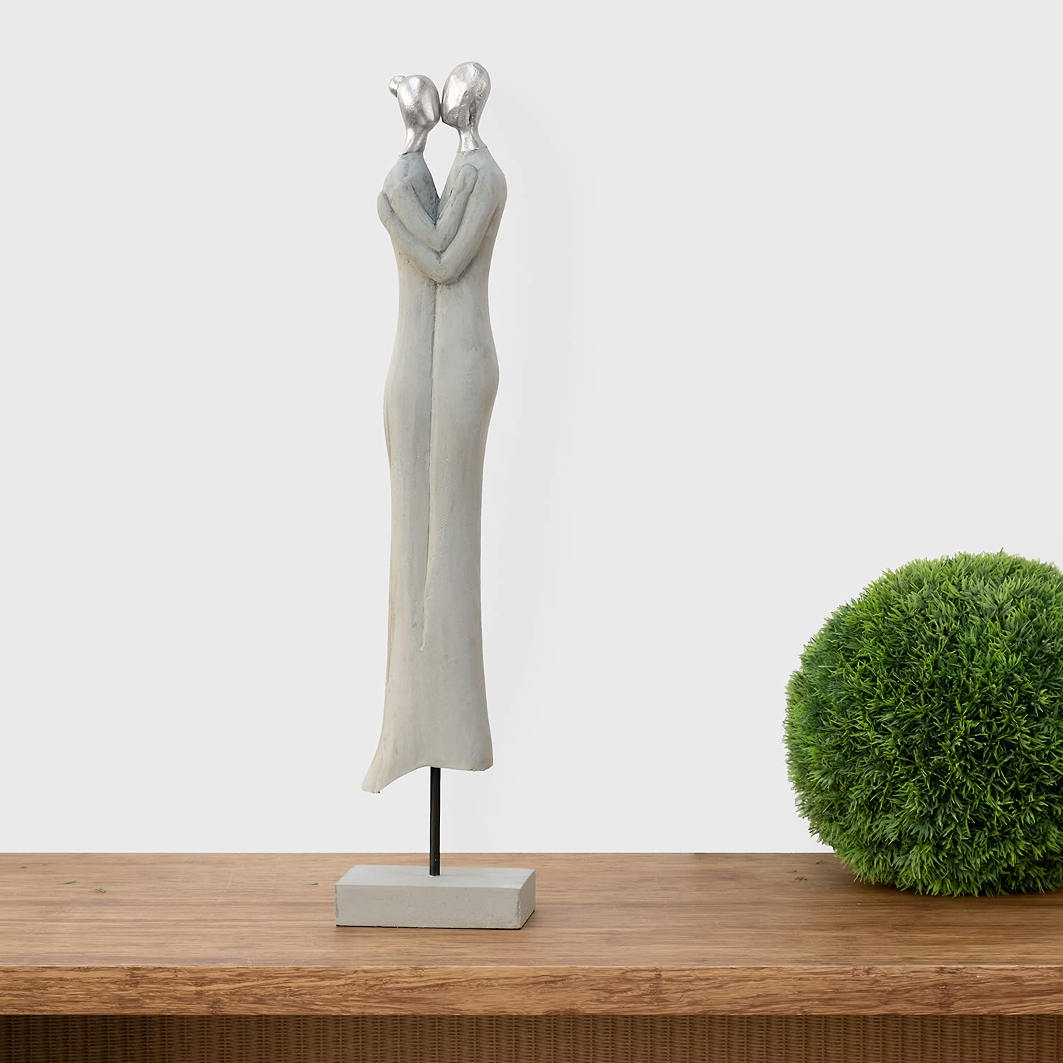 Moritz Skulptur Paar Nähe ca. 64 cm – Mangoholz Liebespaar grau Silber Deko | Zwei umschlungene Figuren auf Metallstab und Holzsockel, handgefertigtes Unikat, romantisches Geschenk zur Hochzeit