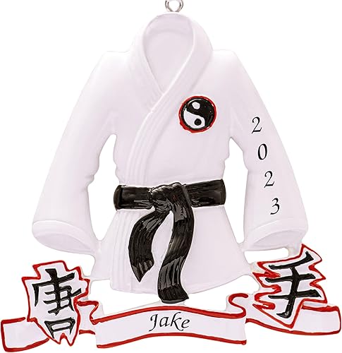 Adorno de Navidad personalizado de karate 2023 Personalización gratuita Chaqueta de karate personalizada con cinturón negro para el árbol de