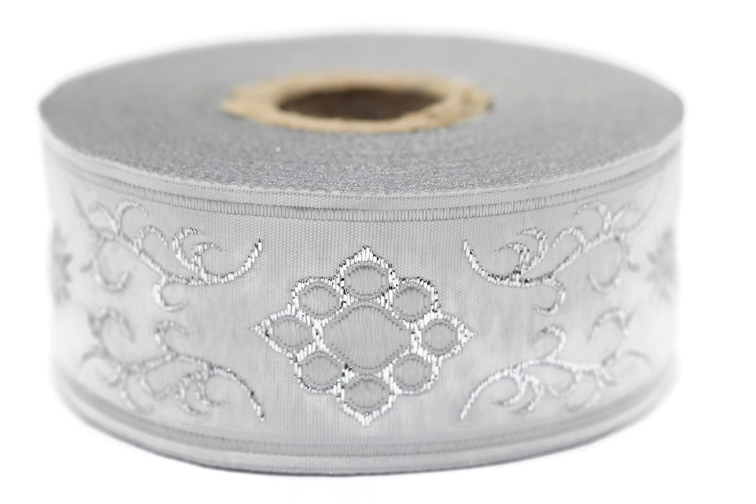 Rubans jacquard métalliques pour customiser facilement un vêtement usé