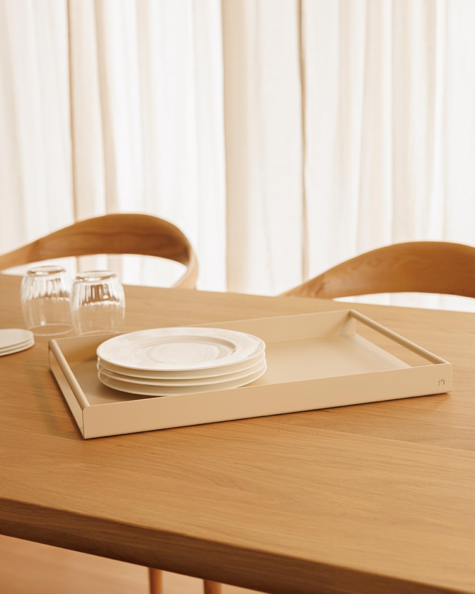 Metallbude Serviertablett DAVA - Cashew - Minimalistisches Serviertablett aus pulverbeschichtetem Metall - 45x30x4 cm