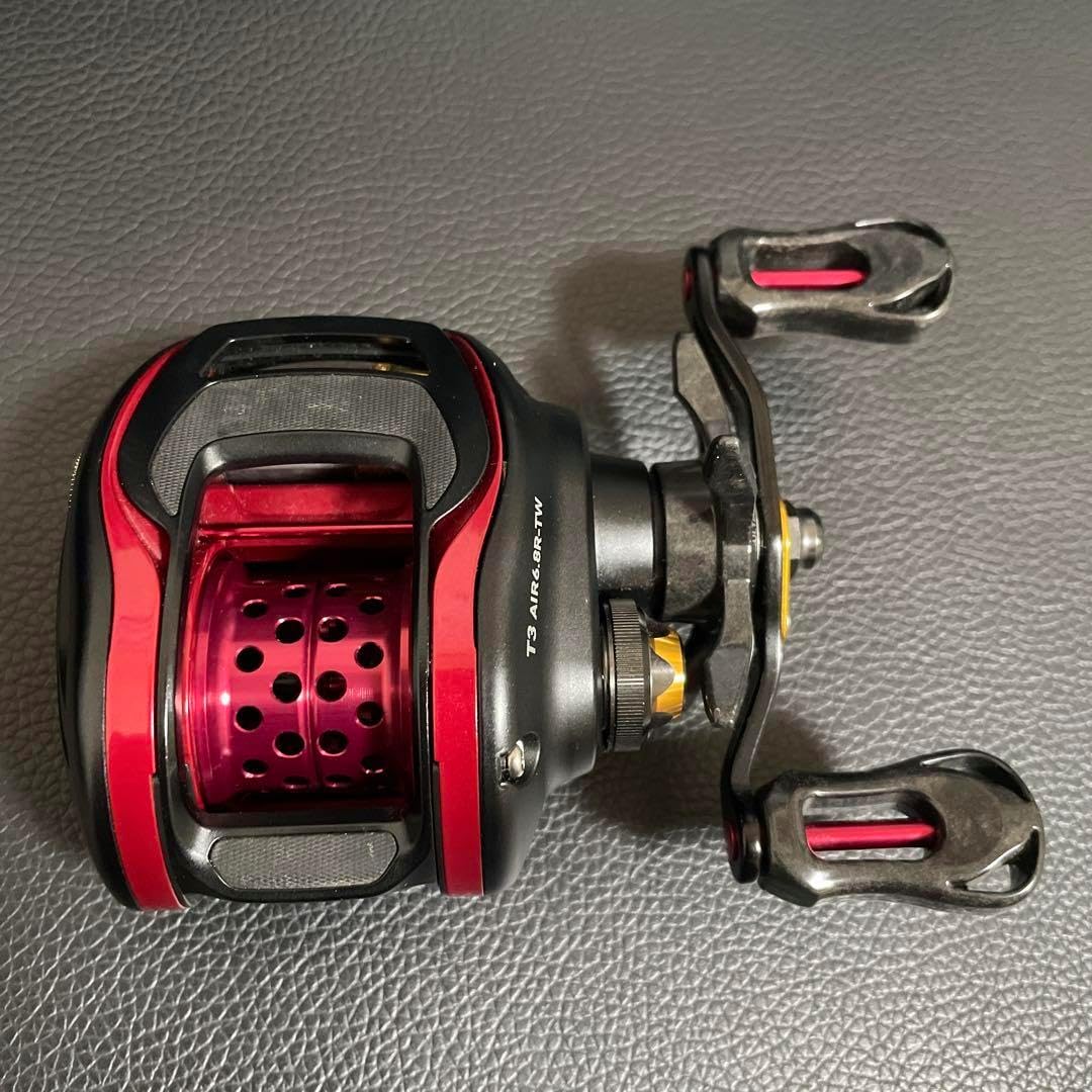 Daiwa T3 AIR6.8R-TW ベイトリール T3 AIR 6.8R-TW ベイトリール ブラック/レッド 美 TRPVJJAE