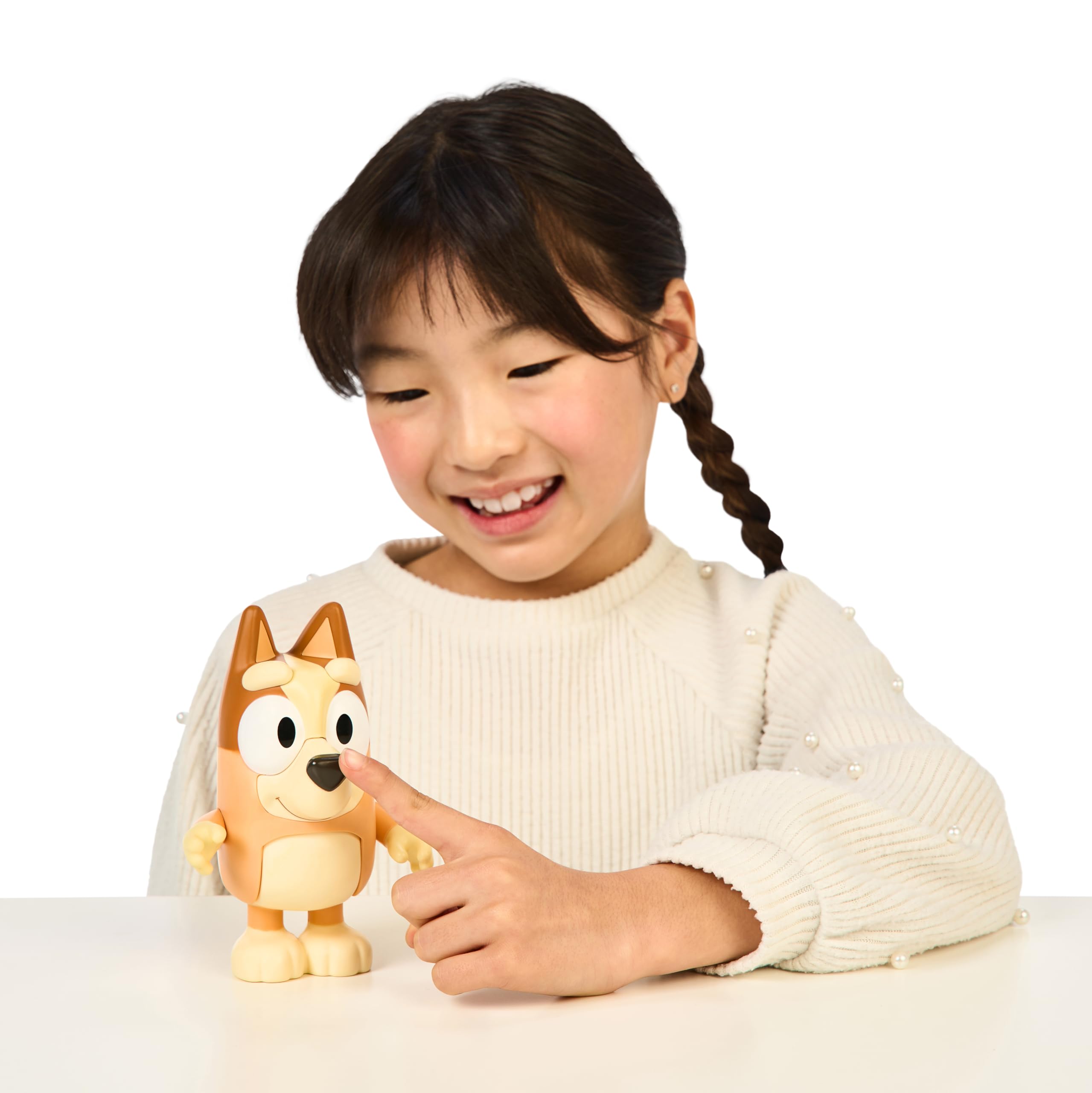 Bluey Chat Mates Bingo; presiona la Nariz de Bingo para Escuchar 10 de Sus Frases de la Serie; la Figura Tiene una Altura de 14 cm y los Brazos y piernas articulados