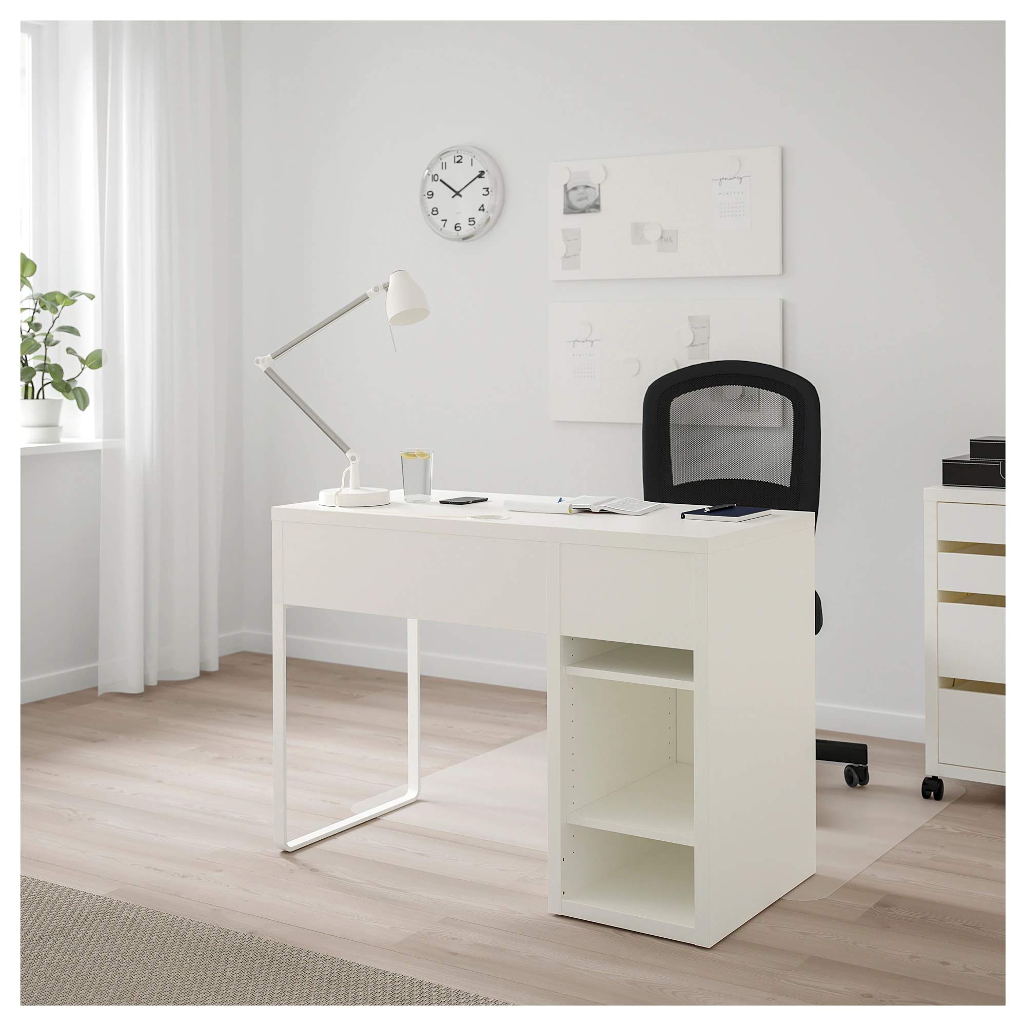 Bureau BBLP blanc, taille assemblée : largeur : 105 cm, profondeur : 50 cm, hauteur : 75 cm. Charge : 50 kg.