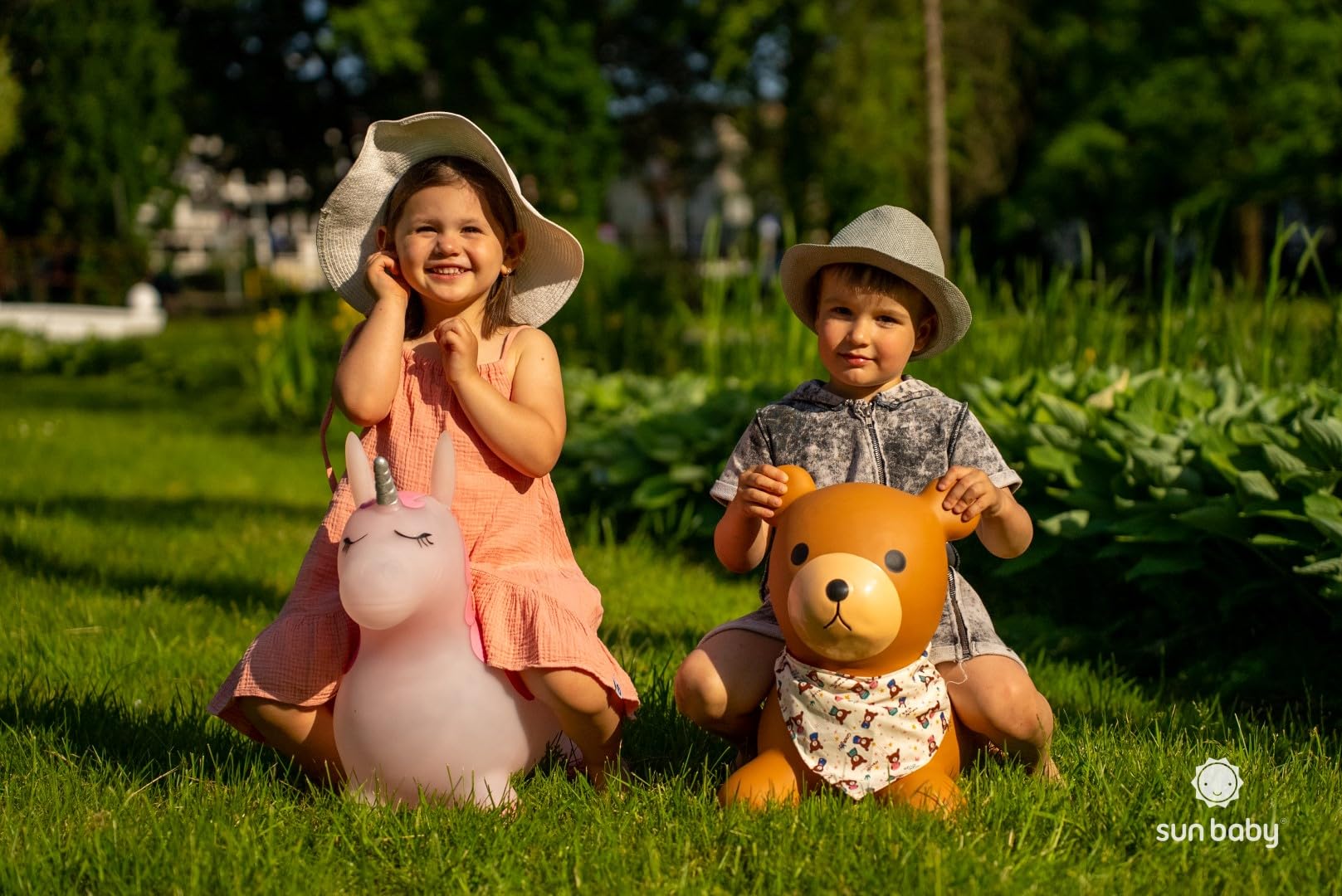 SUN BABY Saltador Hinchable para Niños hasta 45 Kg sin BPA, de 1 año, Pelotas saltarinas para niños (Oso marrón con pañuelo)