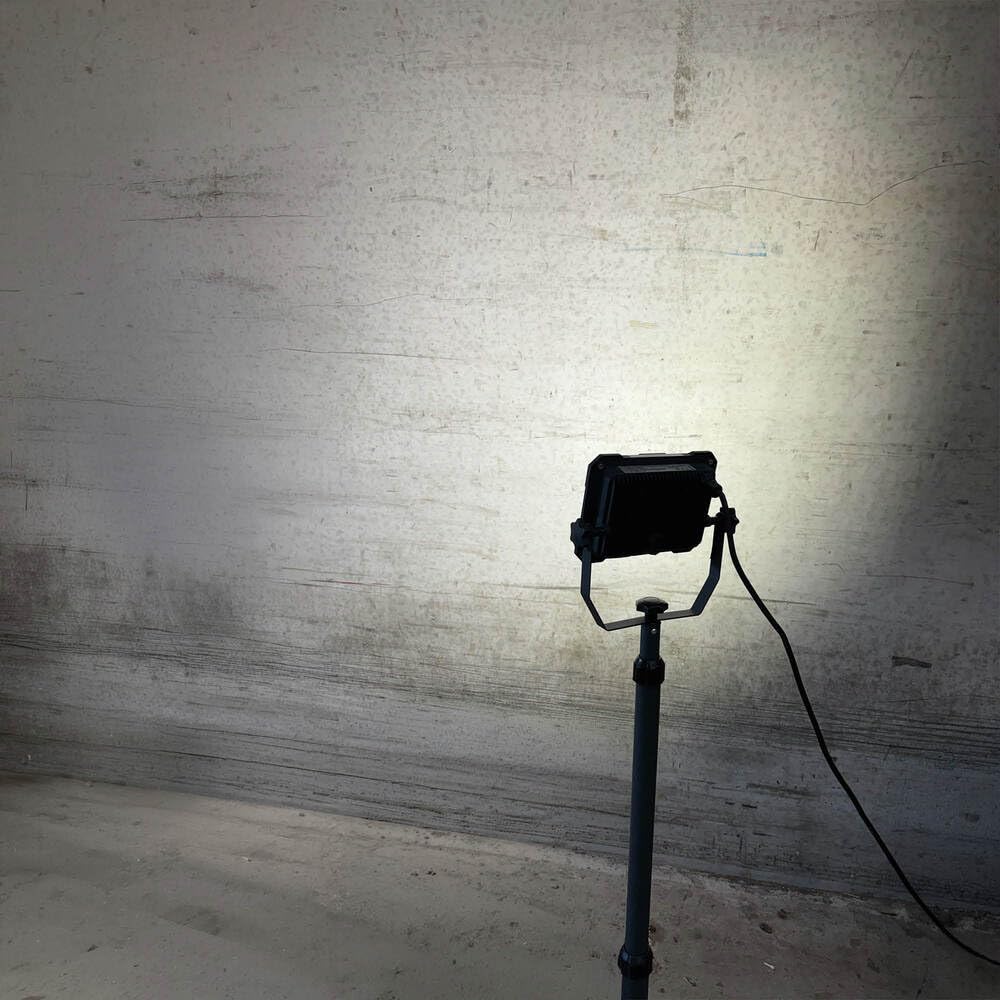 Projecteur LED de chantier filaire sur pied téléscopique 50W, 4600 lumens, IP65, IK07, 4000K, garantie 3 ans - Tibelec