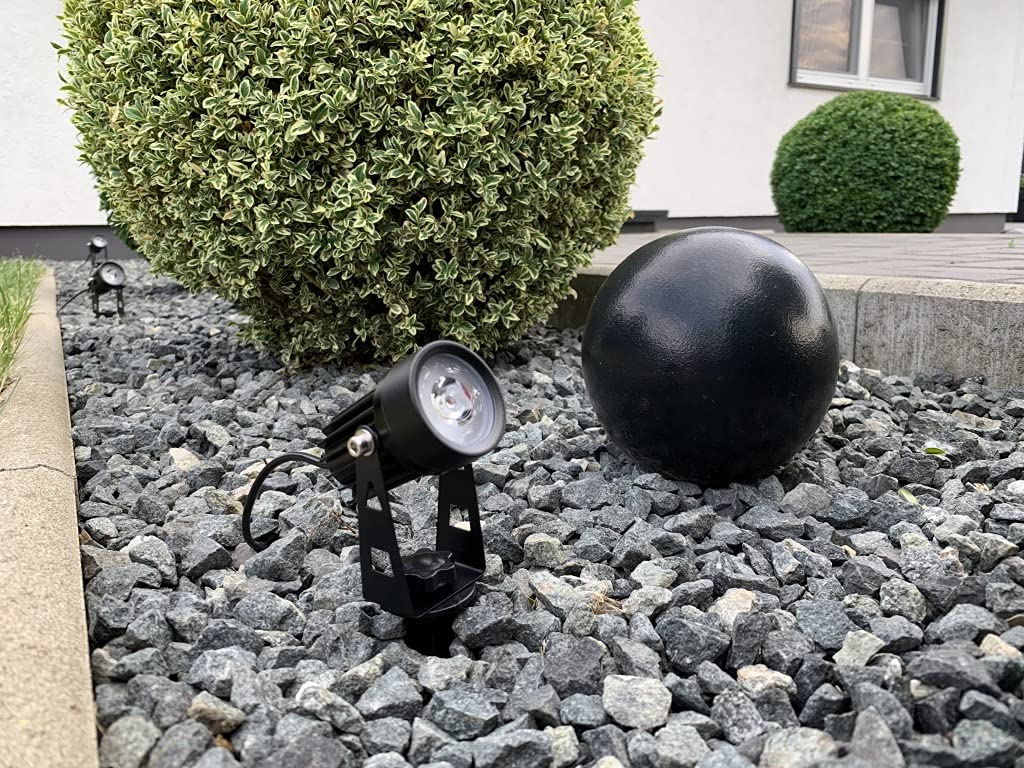 BOLD 5er Set LED Solarleuchten Garten - Solar Strahler Außen Warmweiß IP65 | Aluminium Gartenstrahler mit Erdspieß aus Metall, wechselbarer 18650 Li-Ion Akku, 70 Lumen, 9 Std. Licht am Gehweg