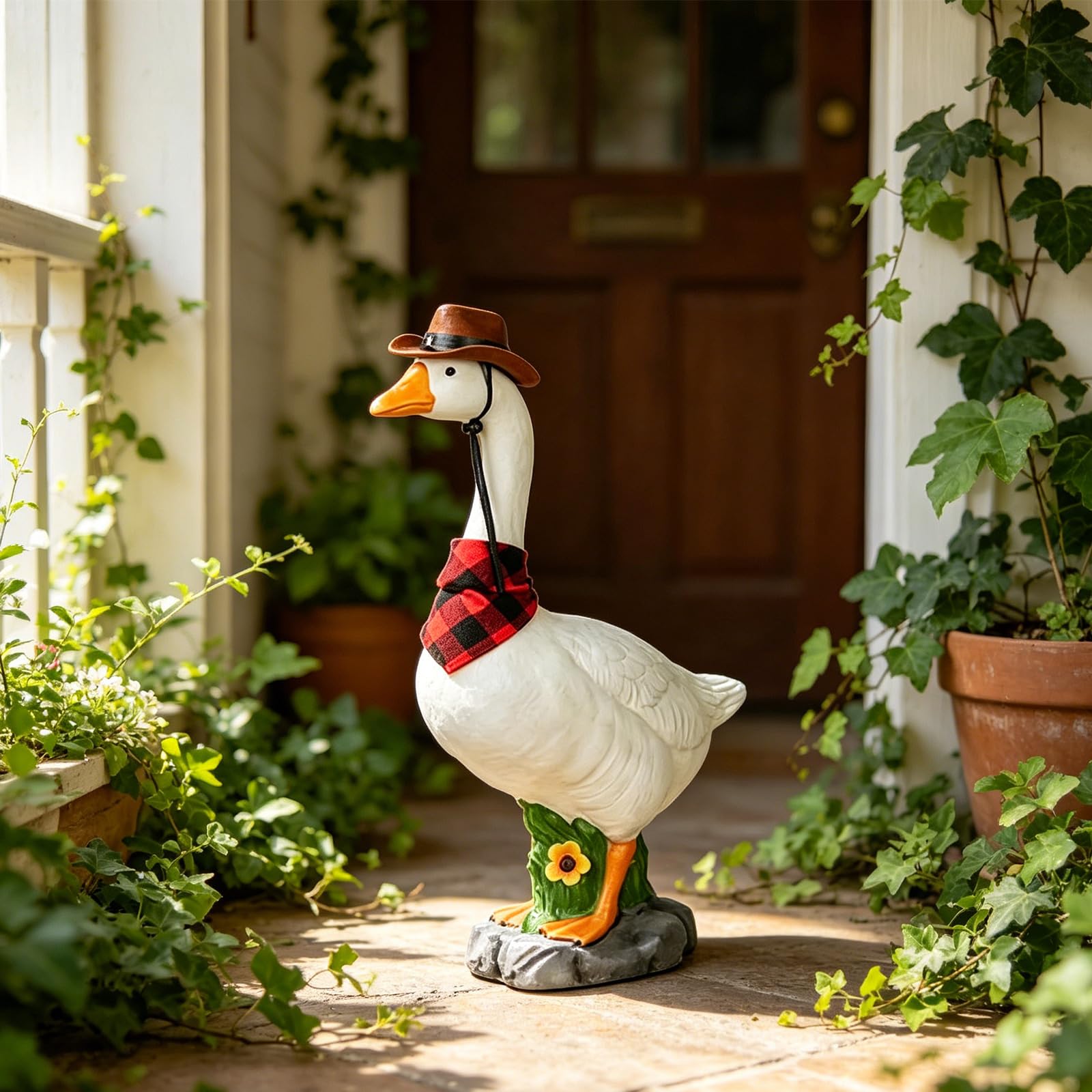 Resina ornamentale oca bianca con cappello cowboy per portico | Oca decorativa da giardino 14 pollici, regalo di inaugurazione della casa; scultura realistica da fattoria