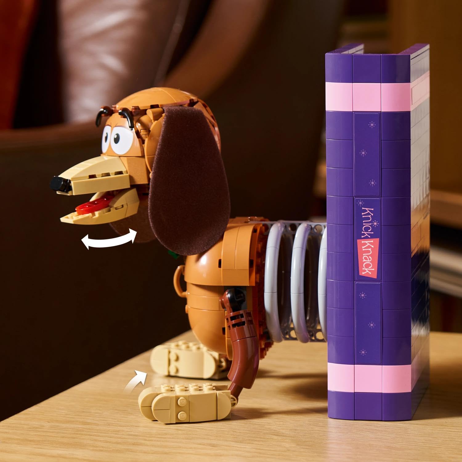 LEGO ǀ Disney and Pixar Toy Story: Slinky-Buchstützen - Bücherregal-Deko Bauset für Erwachsene - inkl. Woody Minifigur & Dackelfigur - Nostalgisches Geschenk für Fans - 43301