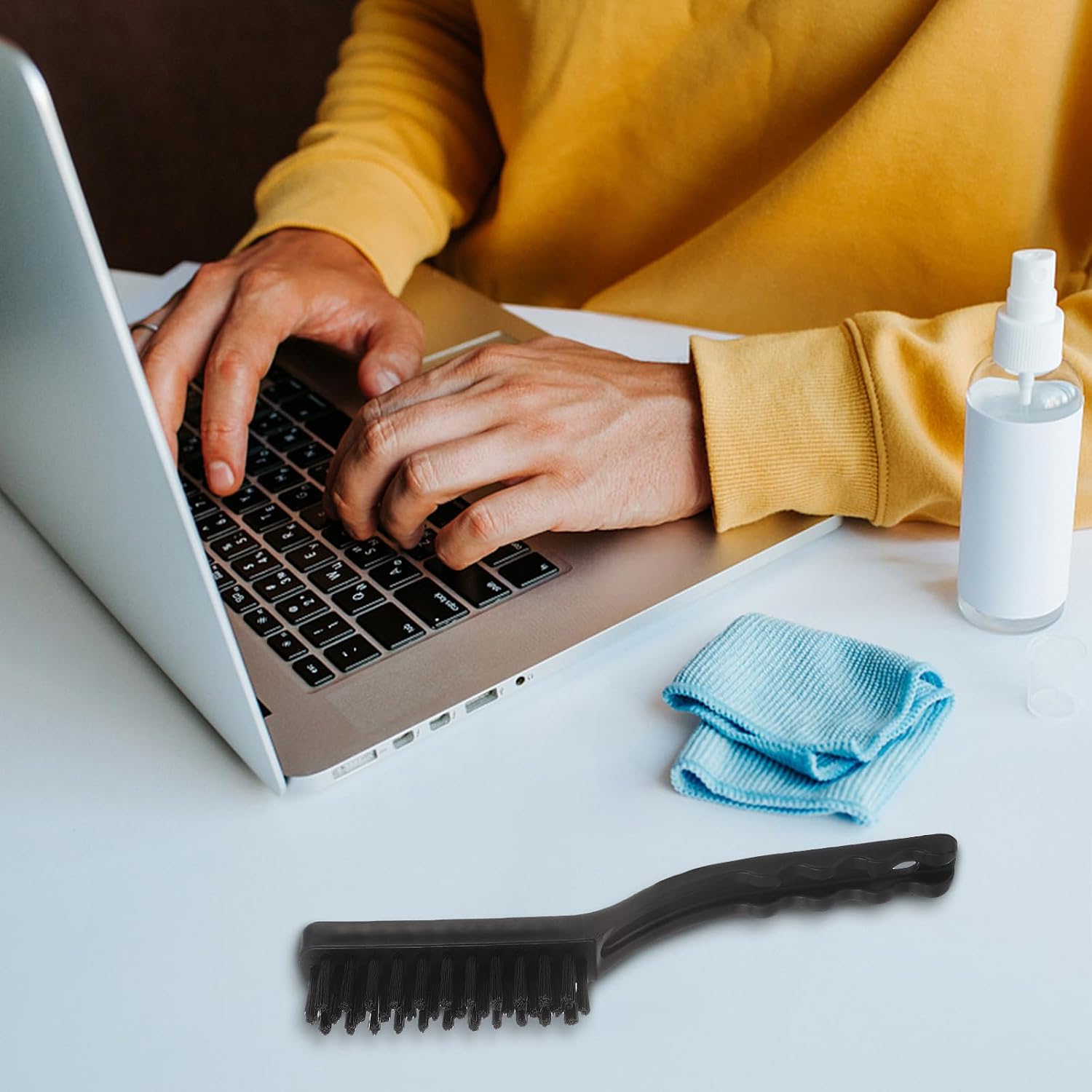 Kisangel 4pcs Portable Keyboard Cleaning Brush Kit with Anti-Static Handle, Made of Sturdy Pa and Pp, Removes Dust and Debris from Keyboard Gaps, for Car Dashboard and Models in Autumn