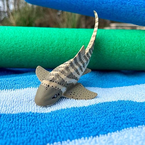 Miniatura 4 de Safari Ltd. Figura de tiburón cebra – Figura detallada de plástico de 4.75 pulgadas – Divertido juguete educativo para niños, niñas y niños a partir