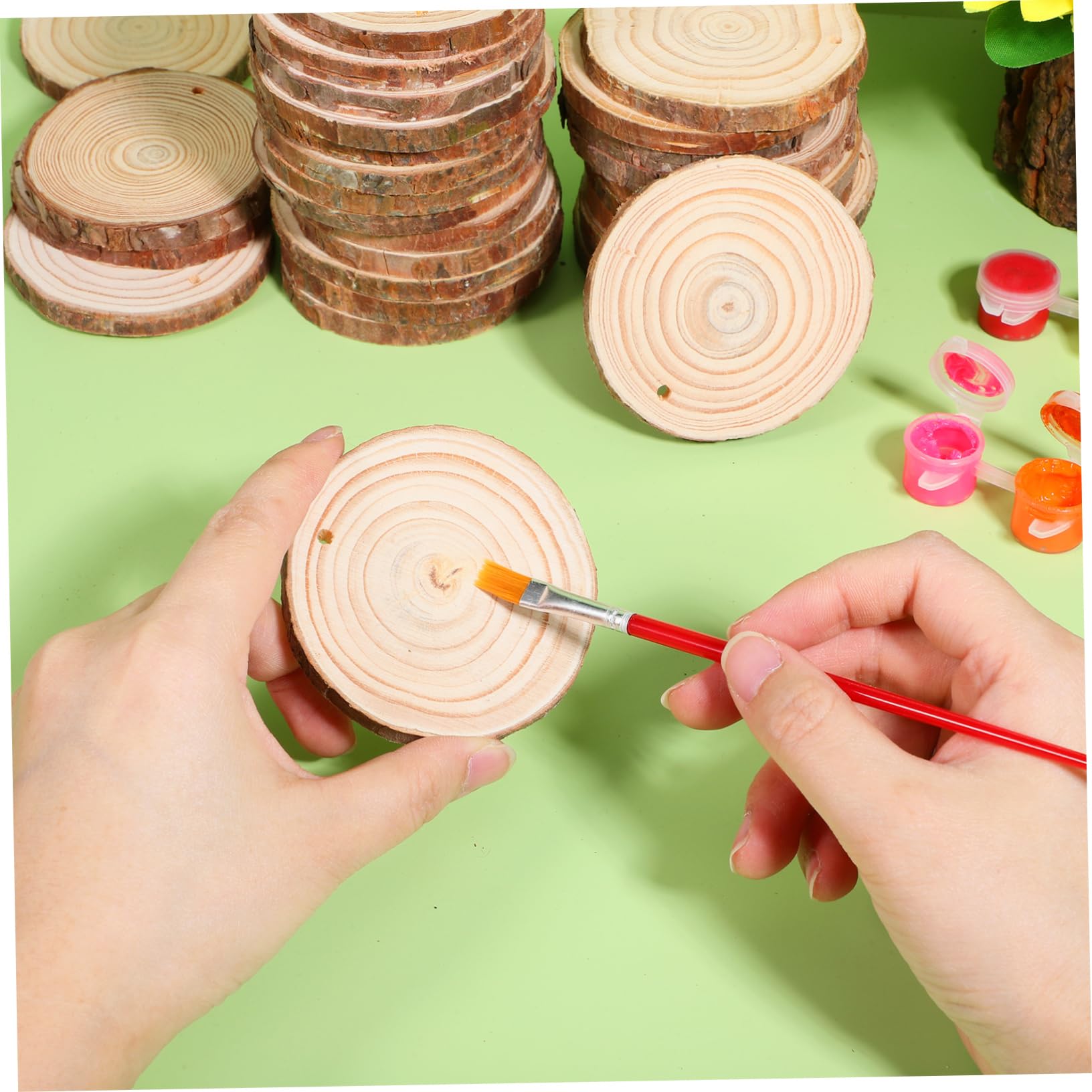 50 Stück Runde Holzscheiben Braun Unbehandelt mit Jutekordel | Holz, Rustikale Natürliche Optik, 7–8cm Format, für Klassenzimmer und Shops