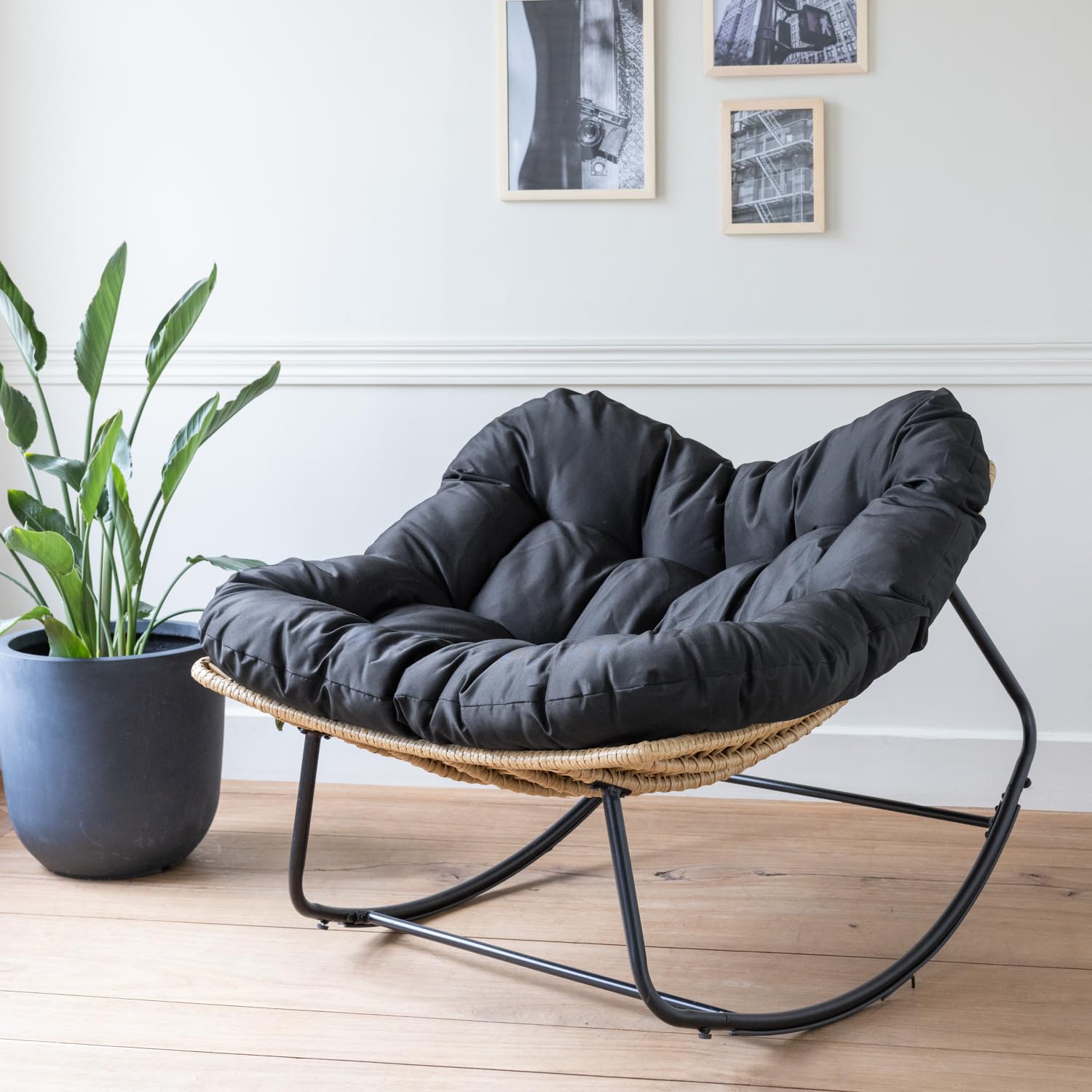 Happy Garden Mecedora de Mimbre sintético para Exterior con cojín Negro - Resistente a la Intemperie - Cómoda y Elegante - Cinta