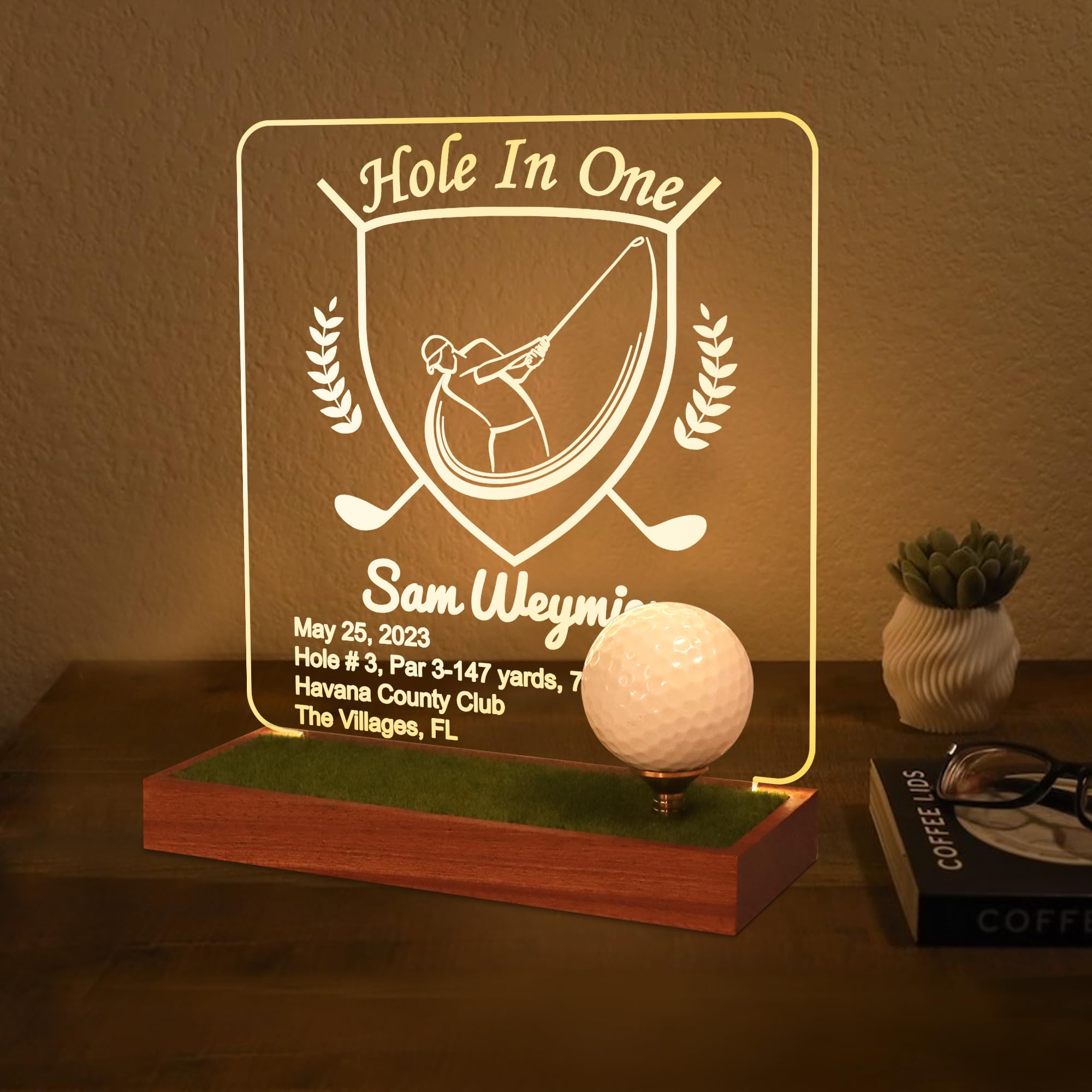 CoolGift Mart Customized Hole in one Golf Ball Display, Personalisierte Light Up Golfball Halter für die Anzeige und Lagerung, hölzerne Zubehör mit warmen weißen Farbe leuchtet