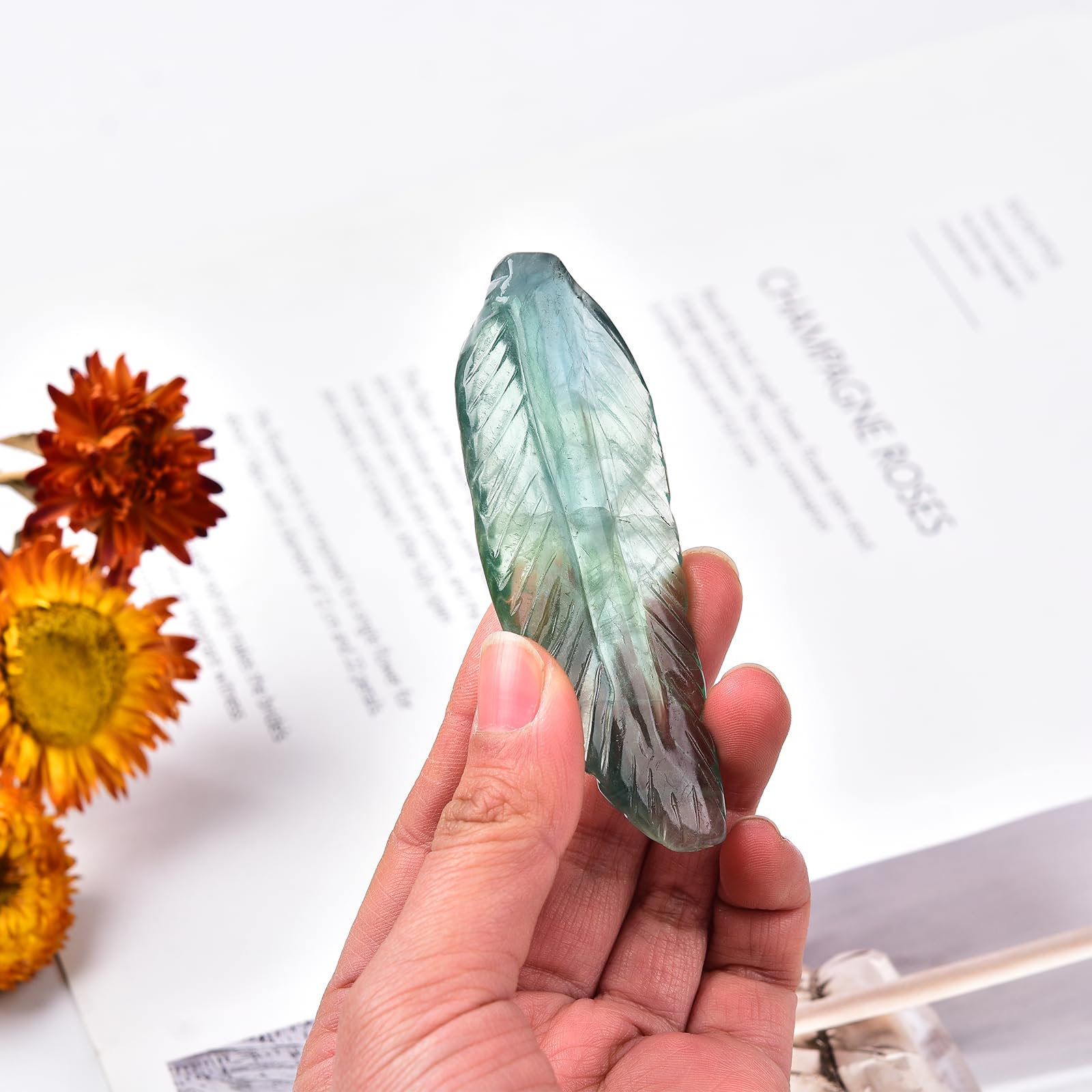 JIC Gem Lot de 2 cristaux de fluorite verts décoratifs sculptés à la main en forme de plume - Pierre précieuse de quartz vert - Décoration d'intérieur - Reiki - Équilibre énergétique