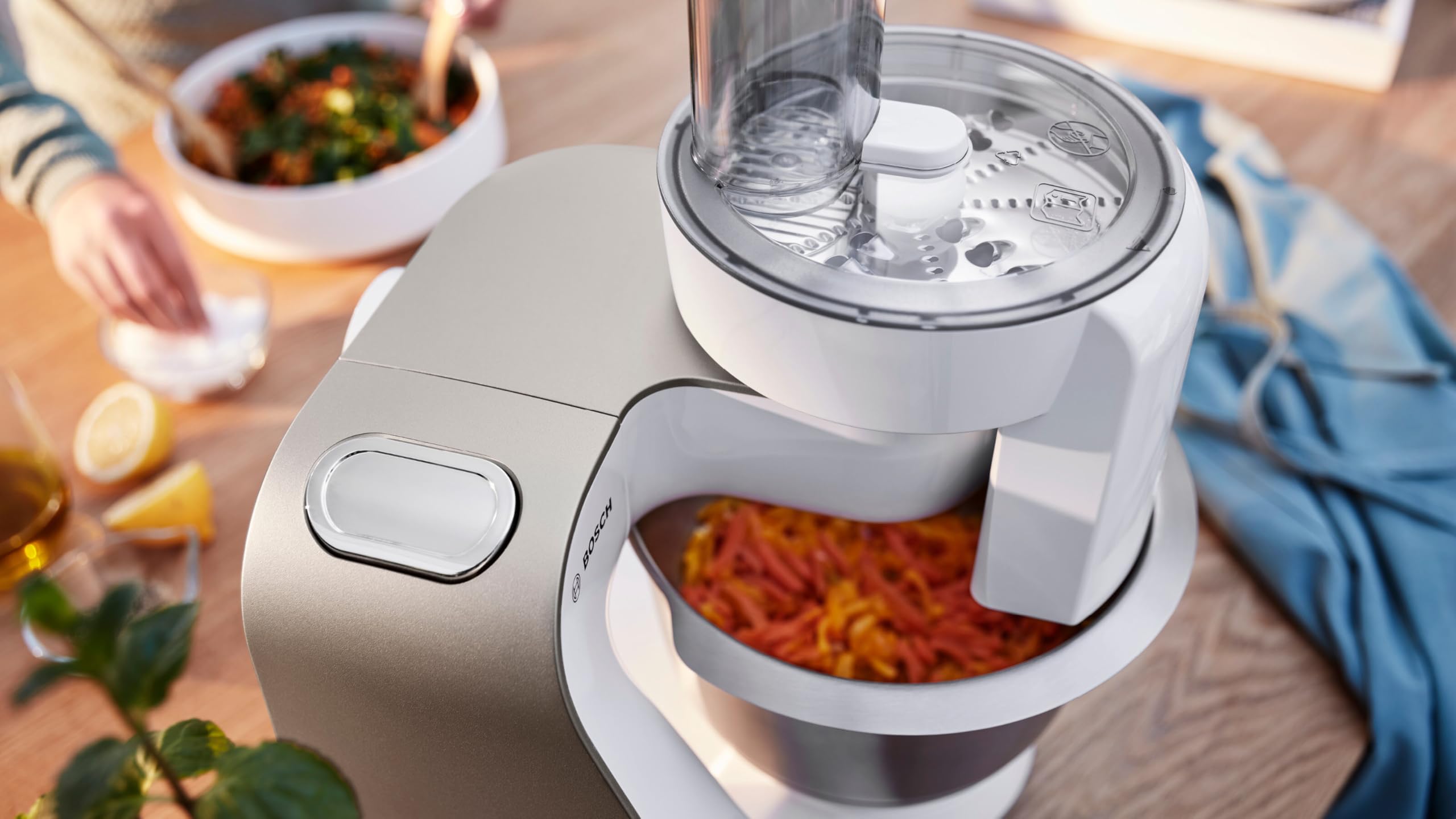 Bosch Serie 4 Planetaria MUM5XW20, 1000W, Ciotola in Acciaio Inox da 3,9 L, 7 Livelli di Velocità, Timer Integrato, Fruste, Gancio, Frullatore e Dischi Vari Inclusi, Lavabili in Lavastoviglie, Bianco