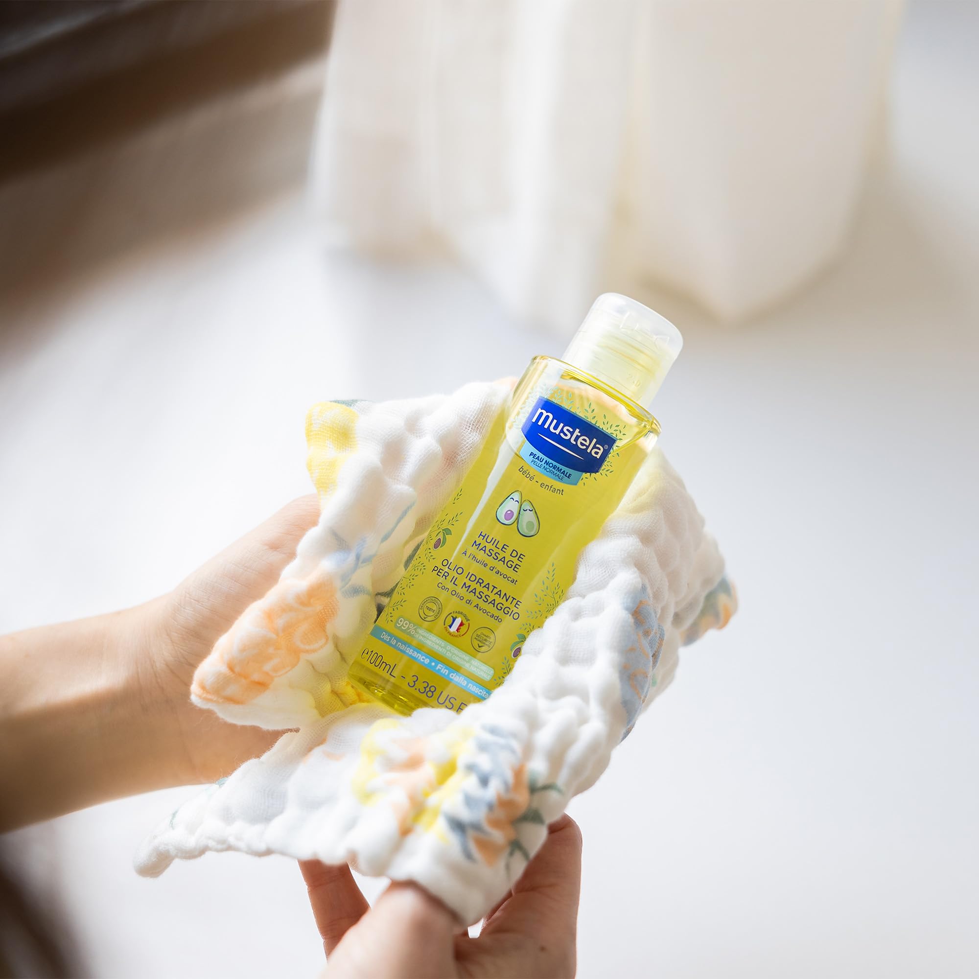 Mustela Olio Idratante per il Massaggio Neonatale con Avocado, Melograno, Girasole, Corpo Neonati e Tutta la Famiglia - Idrata e Mantiene la Pelle Morbida, 99% Ingredienti di Origine Naturale (100ml)