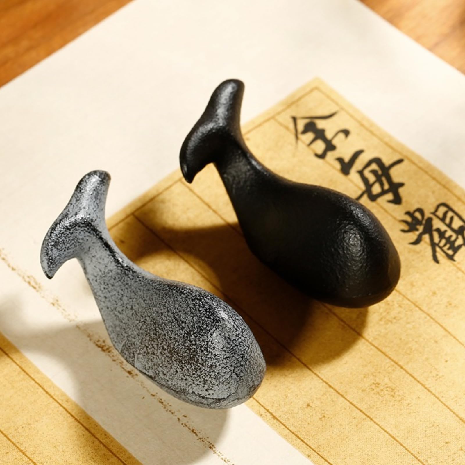 Amazon | Eeeza 筆置き 文鎮 鋳鉄文鎮 子クジラの造形 ペン立て 置物