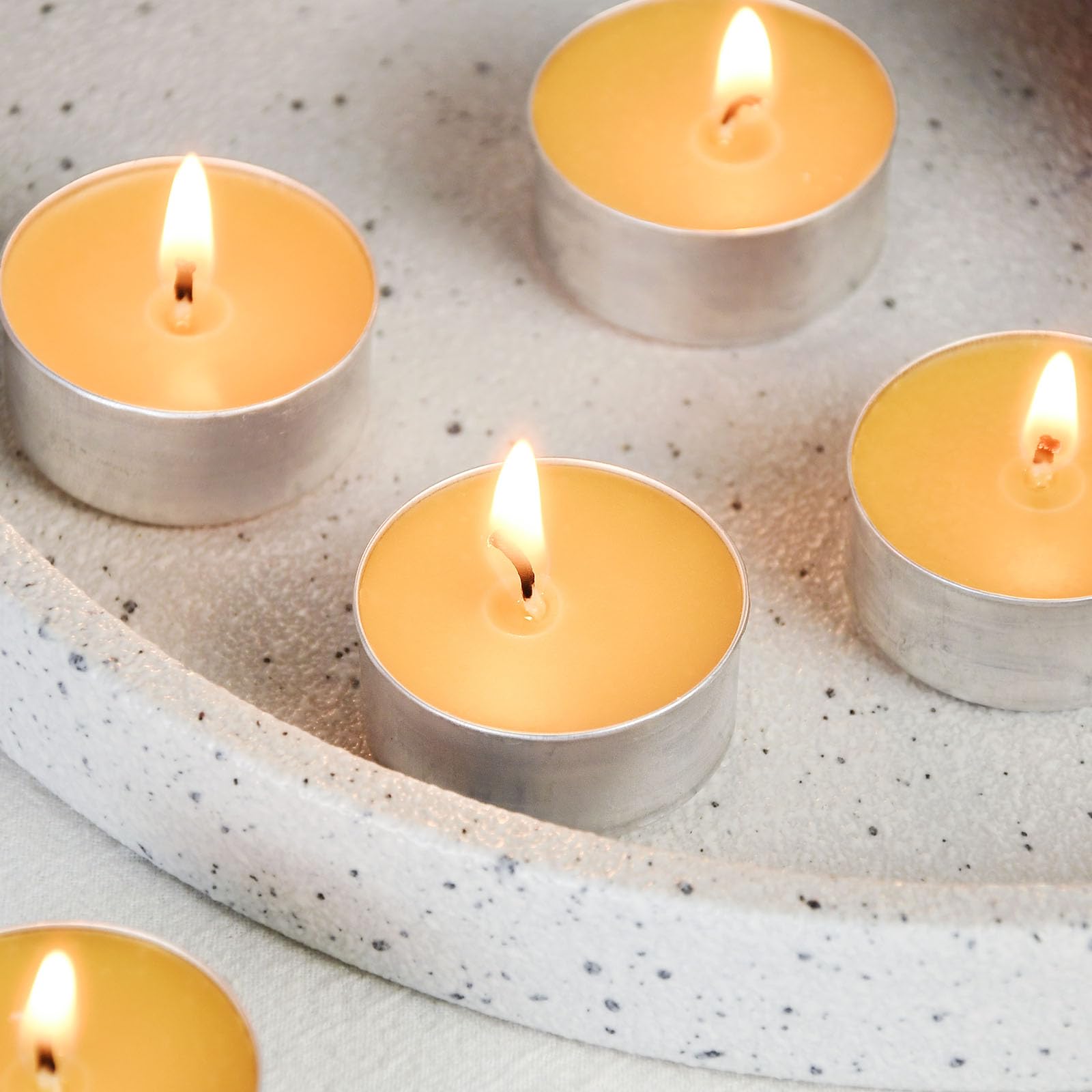 Velas de cera de abeja natural en taza de aluminio de metal, vela pequeña orgánica, aroma natural, sin humo, 5 horas de combustión, color amarillo, paquete de 12