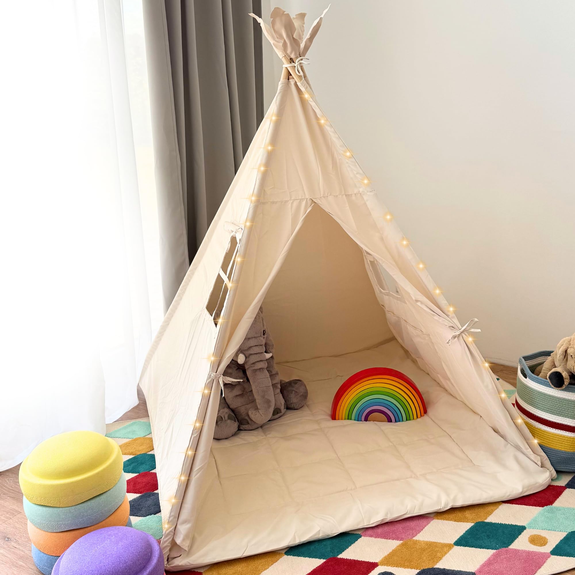 Tipi Zelt für Kinder (Sandburgen Beige) – Spielzelt aus Silky Cotton & Holz inkl. Kuschelmatte, Tragetasche & SafeCuddle Stabilisator | Tippi Kinderzelt Indoor für das Kinderzimmer